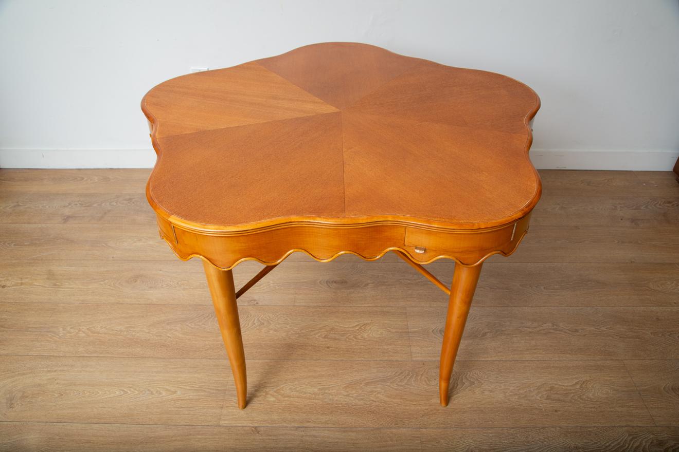 Mid-century modern Italian game table by Paolo Buffa.
Playful game table in maple with scalloped apron.
Five drawers, each with its own ashtray.
Splayed saber legs with stretcher.
Can be also used as a center table.
Rare and unusual