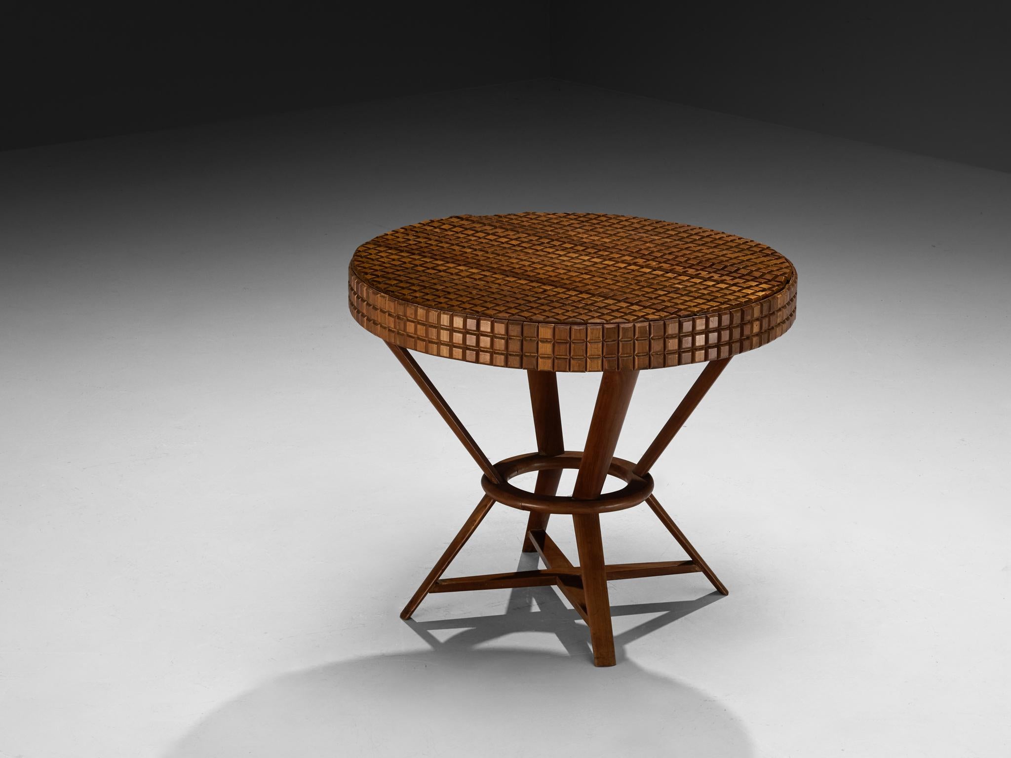 Table de jeu, cerisier, feutre, plastique, Italie, années 1950

Cette étonnante table de jeu italienne des années 1950 a une double fonction : elle sert à la fois de pièce maîtresse et d'hôte pour des soirées de jeu animées. Le plateau est réalisé