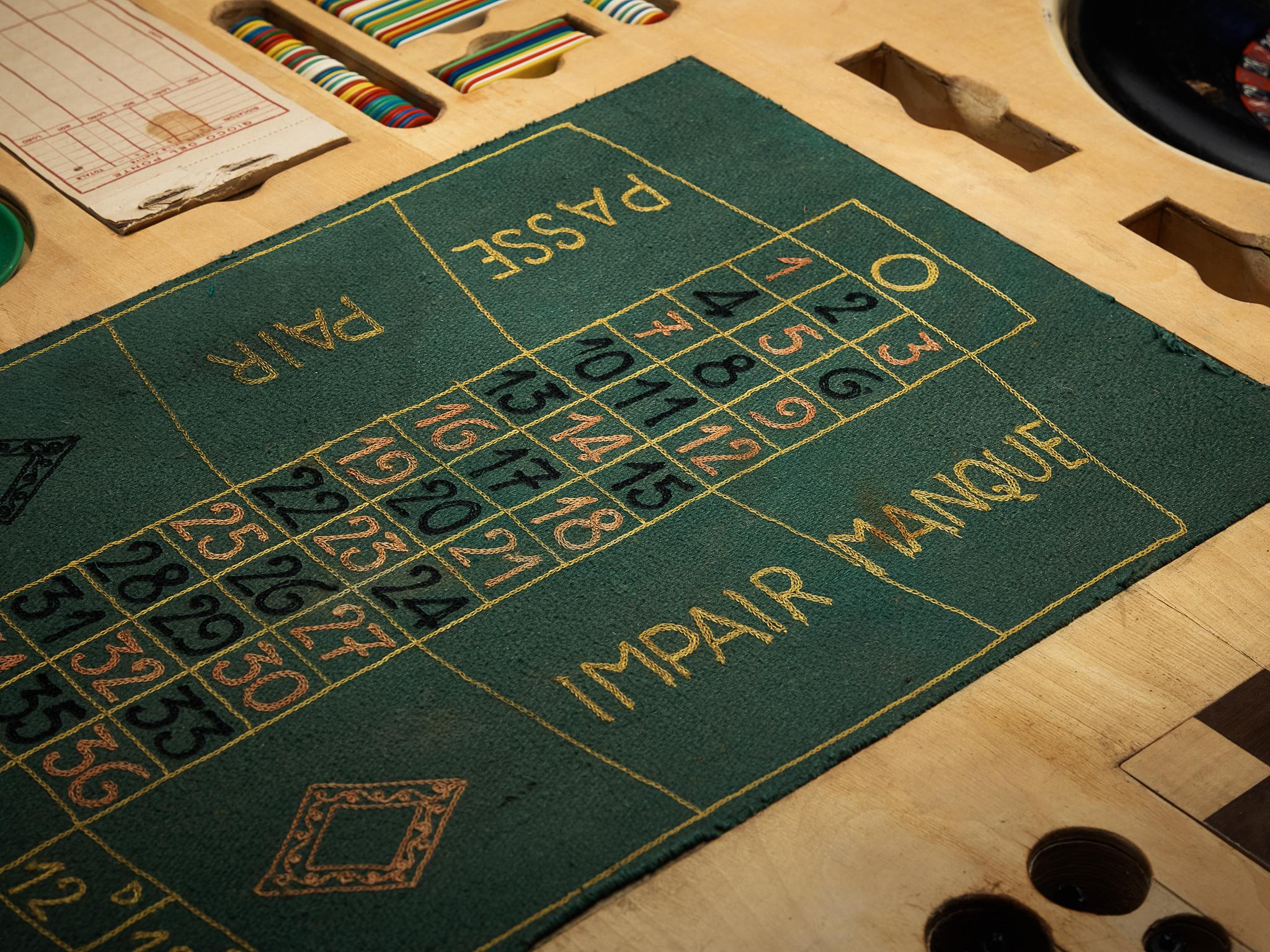 Feutre Table de jeu italienne moderne du milieu du siècle dernier avec surface graphique en cerisier en vente