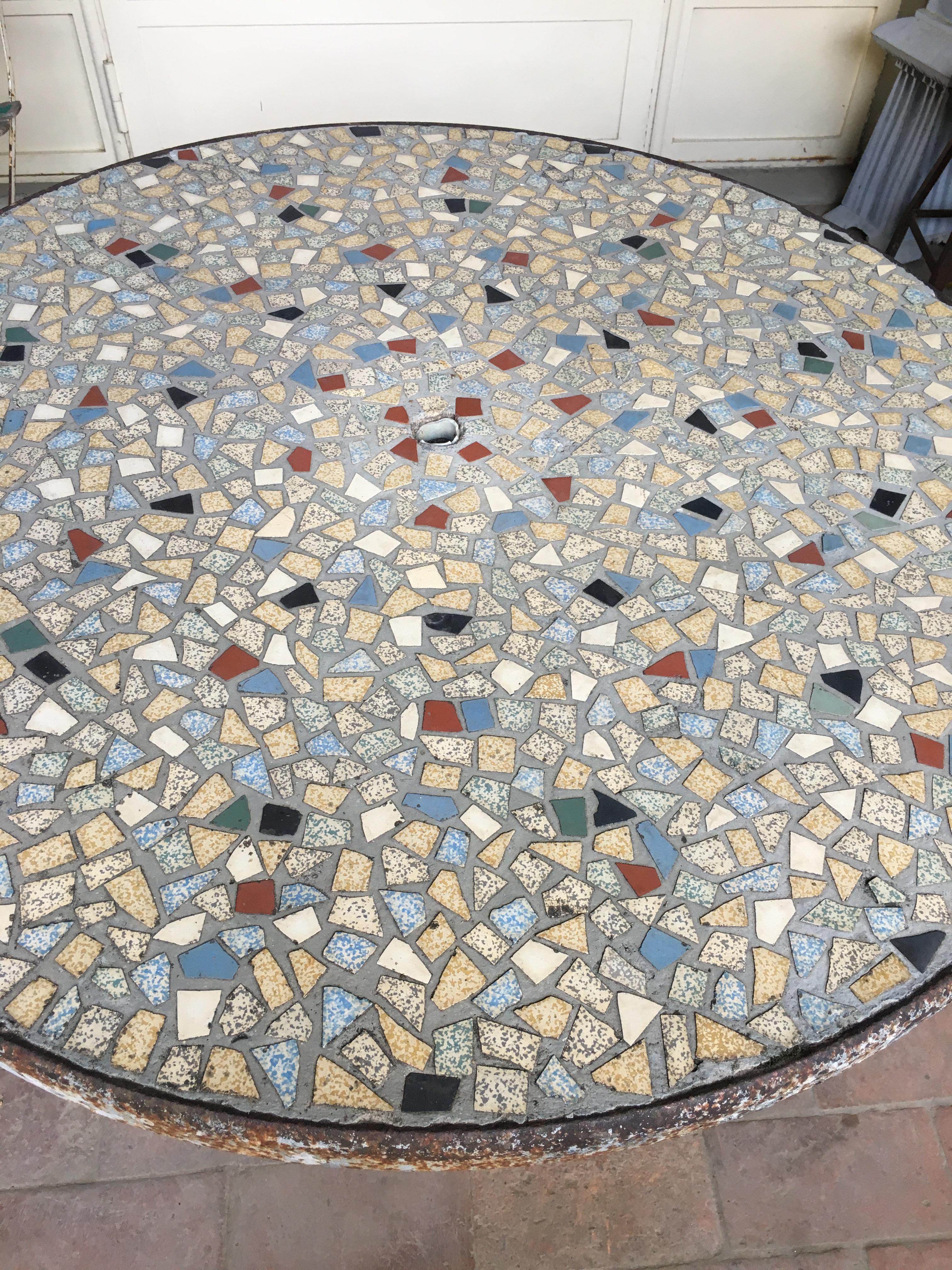 Mid-Century Modern Italian Garden Table with Mosaic and Shells, 1960s im Zustand „Gut“ im Angebot in Florence, IT