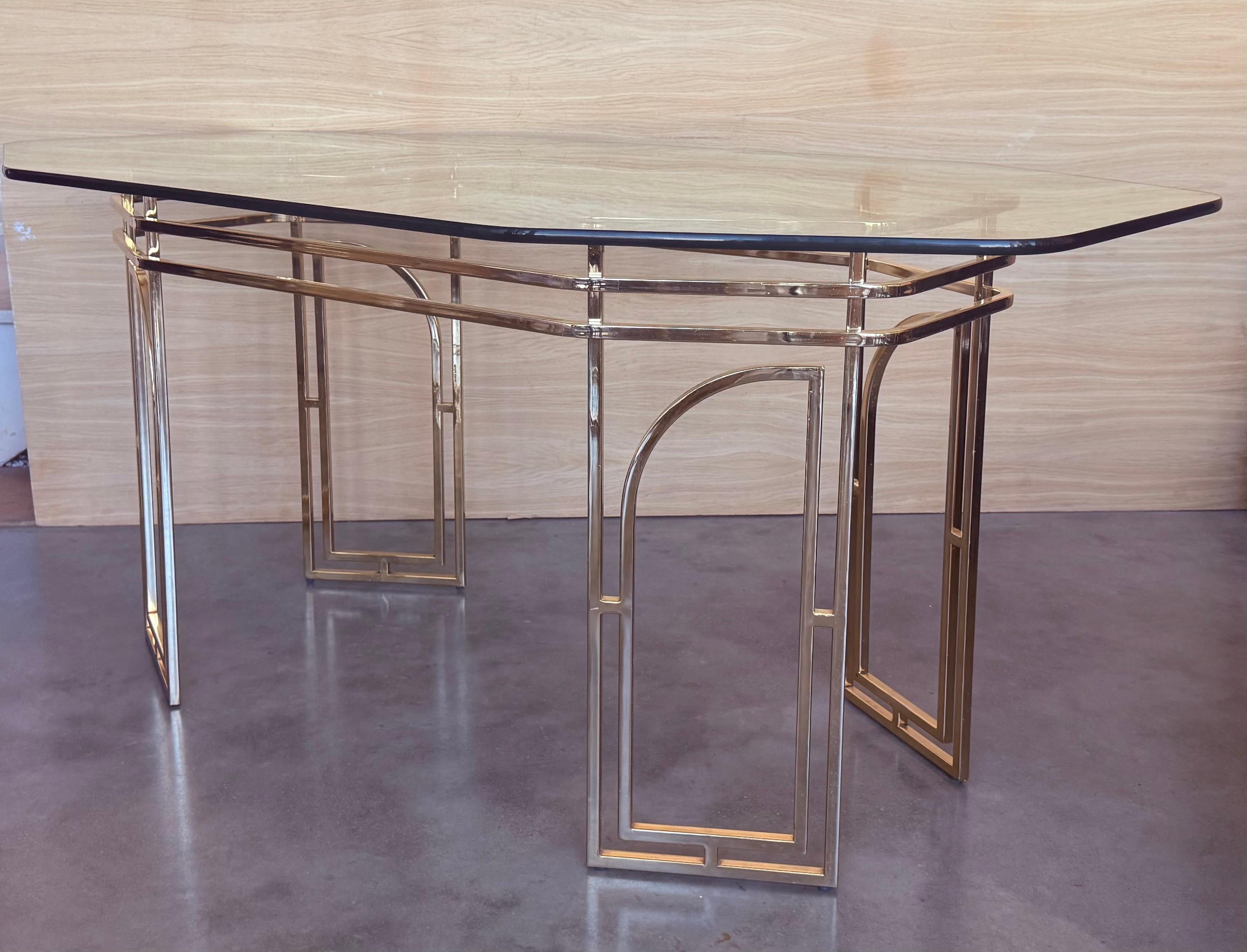 Table de salle à manger italienne géométrique du milieu du siècle dernier avec plateau en verre en vente 2