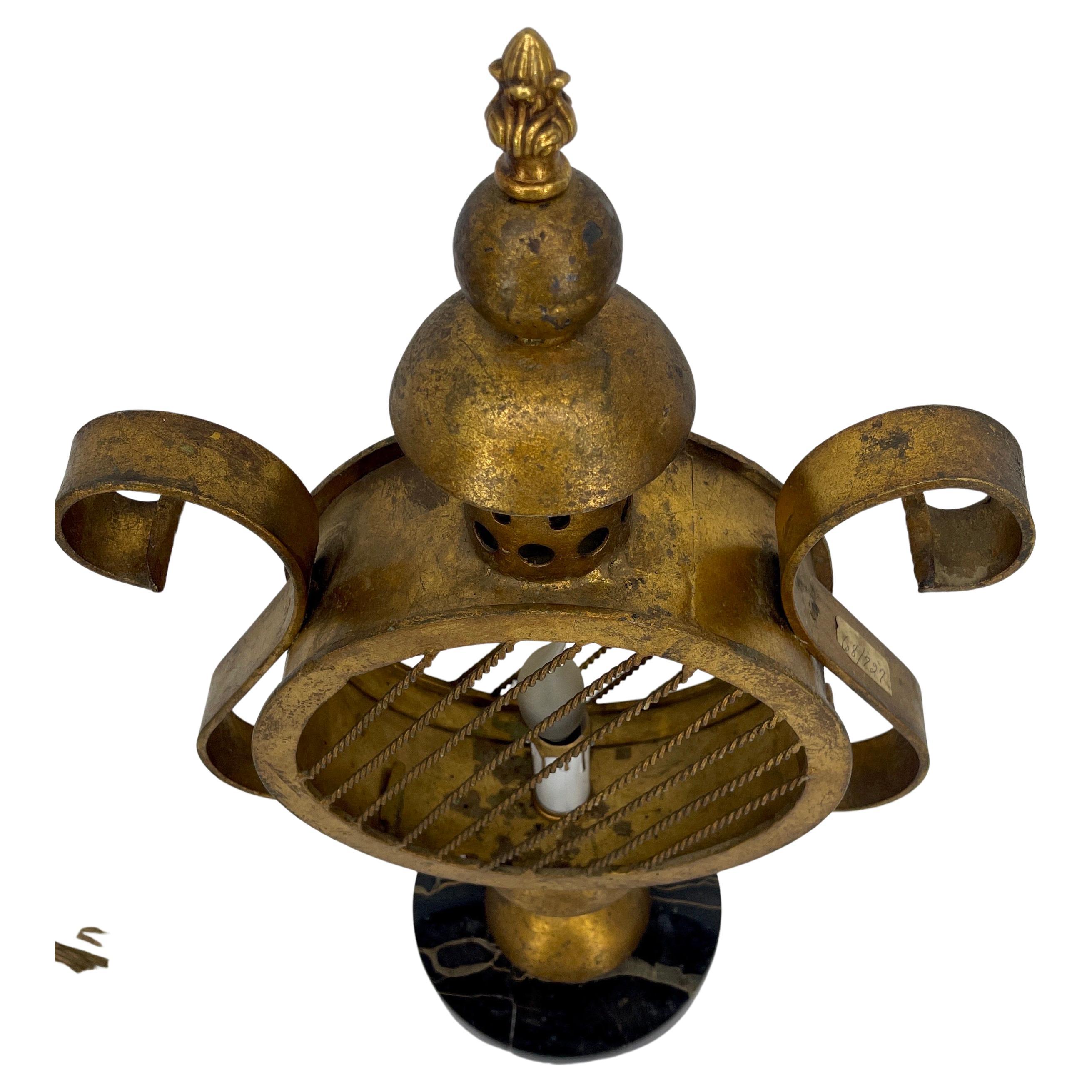 Moderne Tischlampe im Laternenstil aus Messing aus der Jahrhundertmitte. Diese zierliche Messinglampe ist sehr stilvoll: geschwungene Seitenarme, Seildetails auf der Vorder- und Rückplatte und ein quadratischer Marmorsockel. Die Innenbeleuchtung