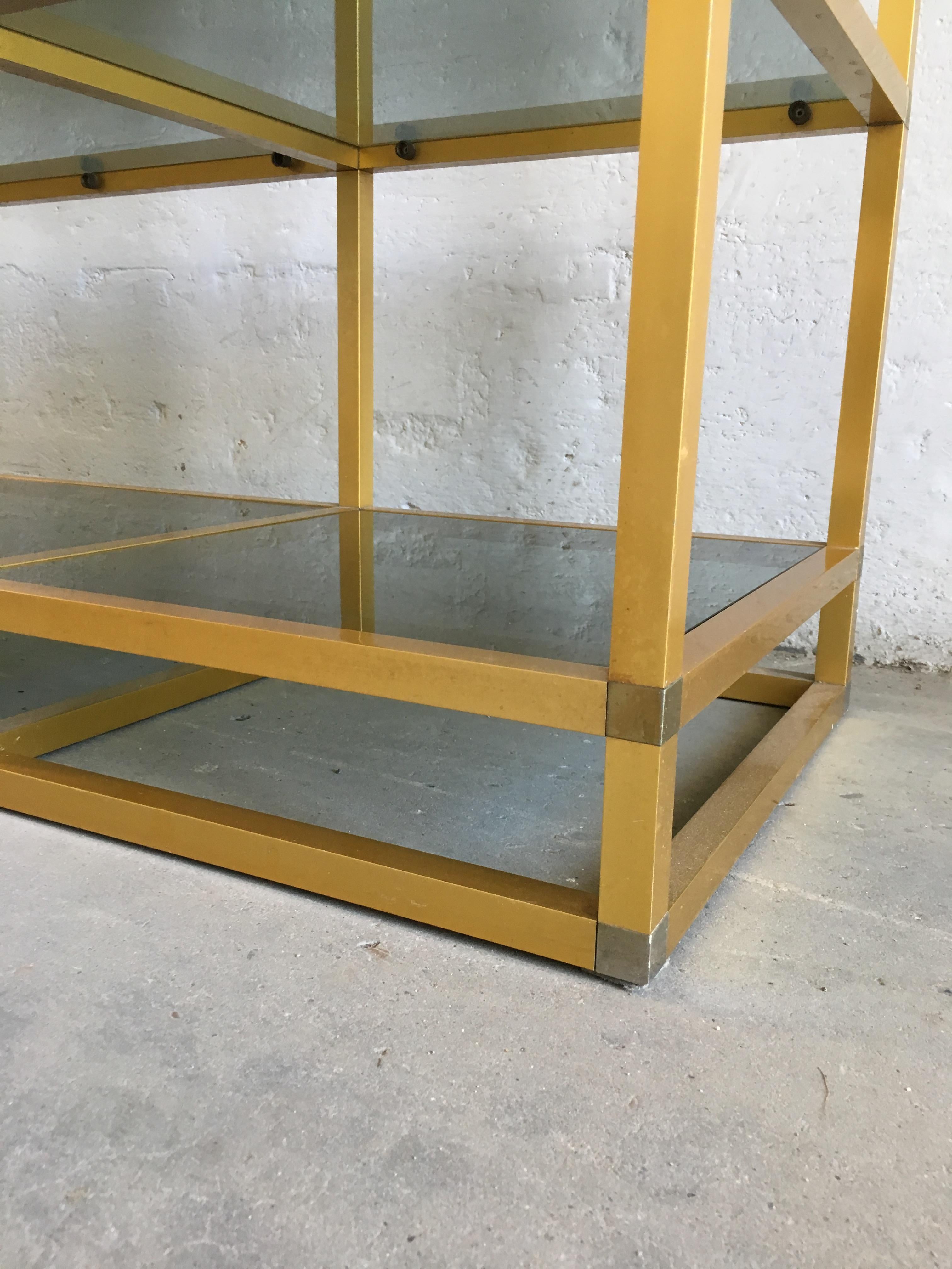 Italienische Etagere aus vergoldetem Aluminium und Rauchglas, Mitte des Jahrhunderts, 1970er Jahre im Angebot 7