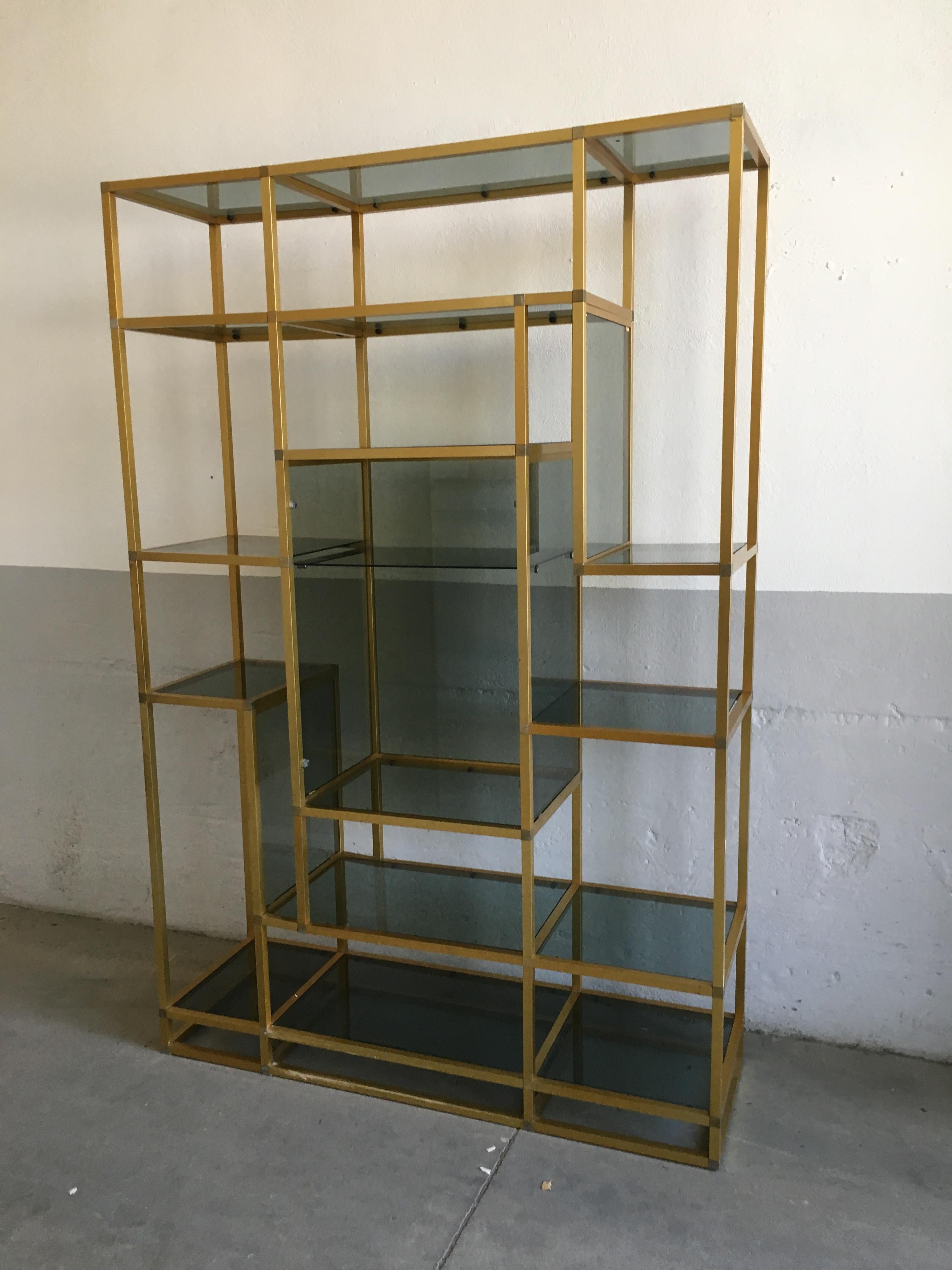 Mid-Century Modern Italian Gilt Aluminum and Smoked Glass Shelves Étagère, 1970s In Good Condition For Sale In Prato, IT