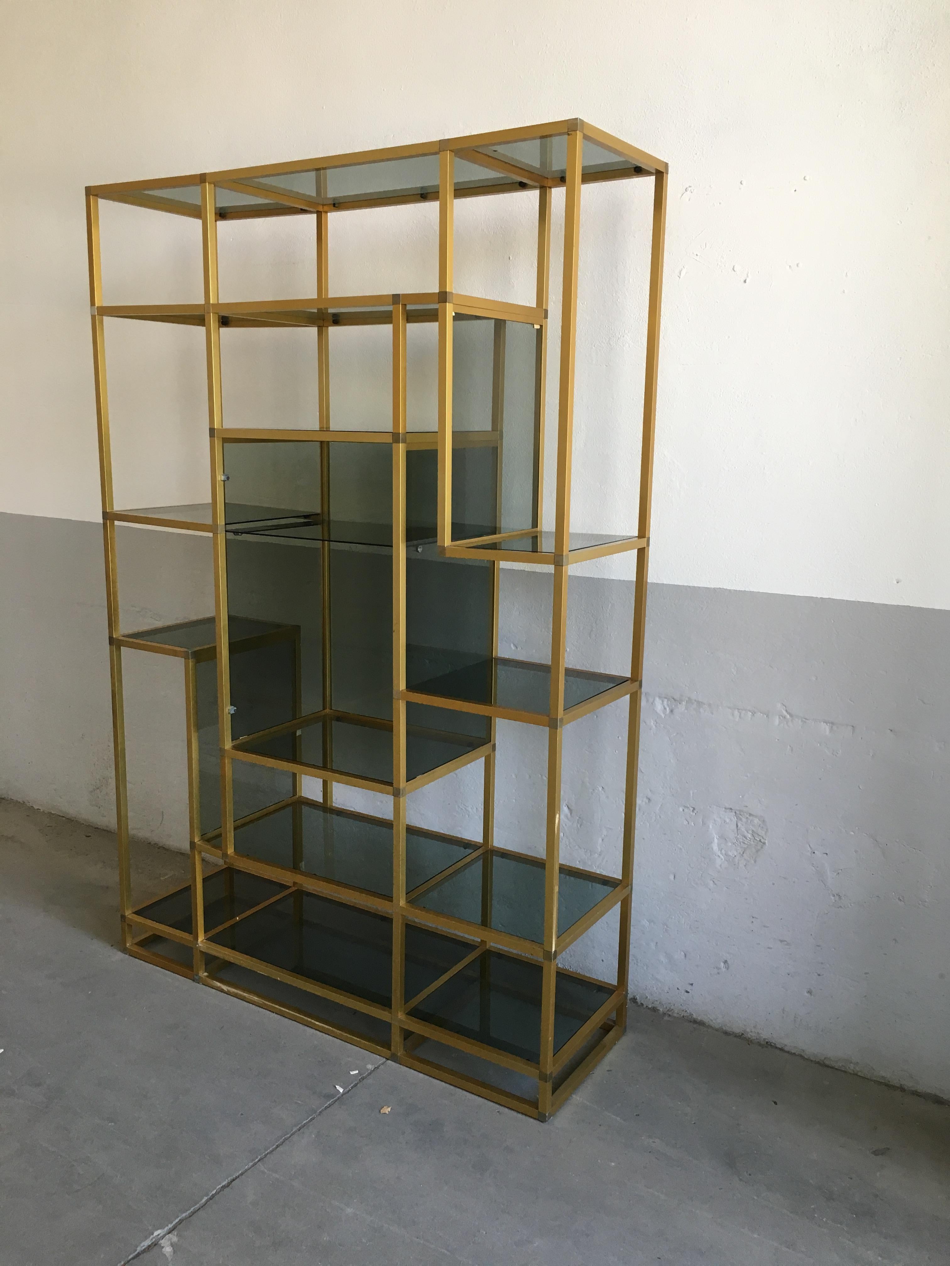Late 20th Century Mid-Century Modern Italian Gilt Aluminum and Smoked Glass Shelves Étagère, 1970s For Sale
