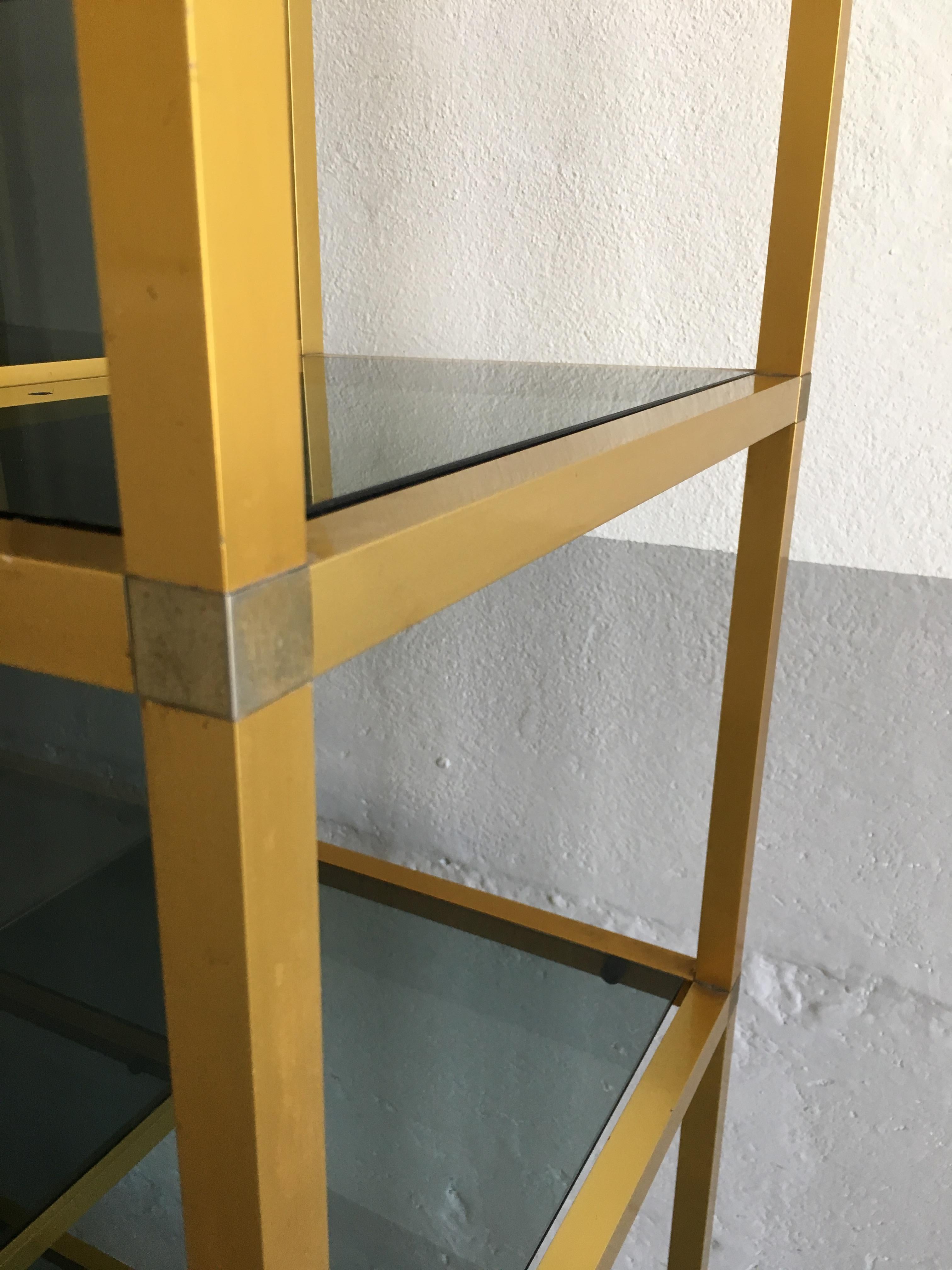 Italienische Etagere aus vergoldetem Aluminium und Rauchglas, Mitte des Jahrhunderts, 1970er Jahre im Angebot 1