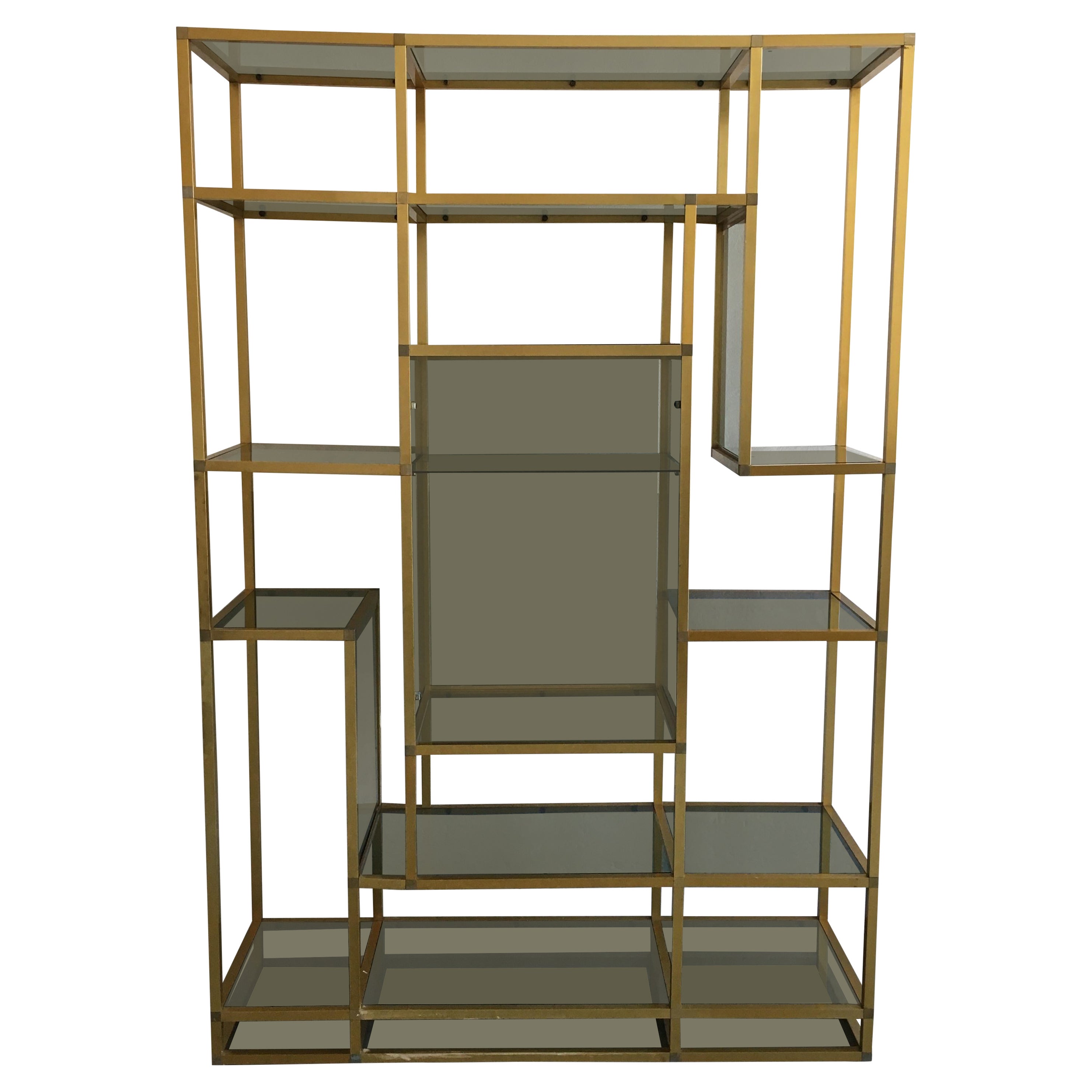 Scaffale italiano moderno di metà secolo in alluminio dorato e vetro fumé, anni '70 in vendita