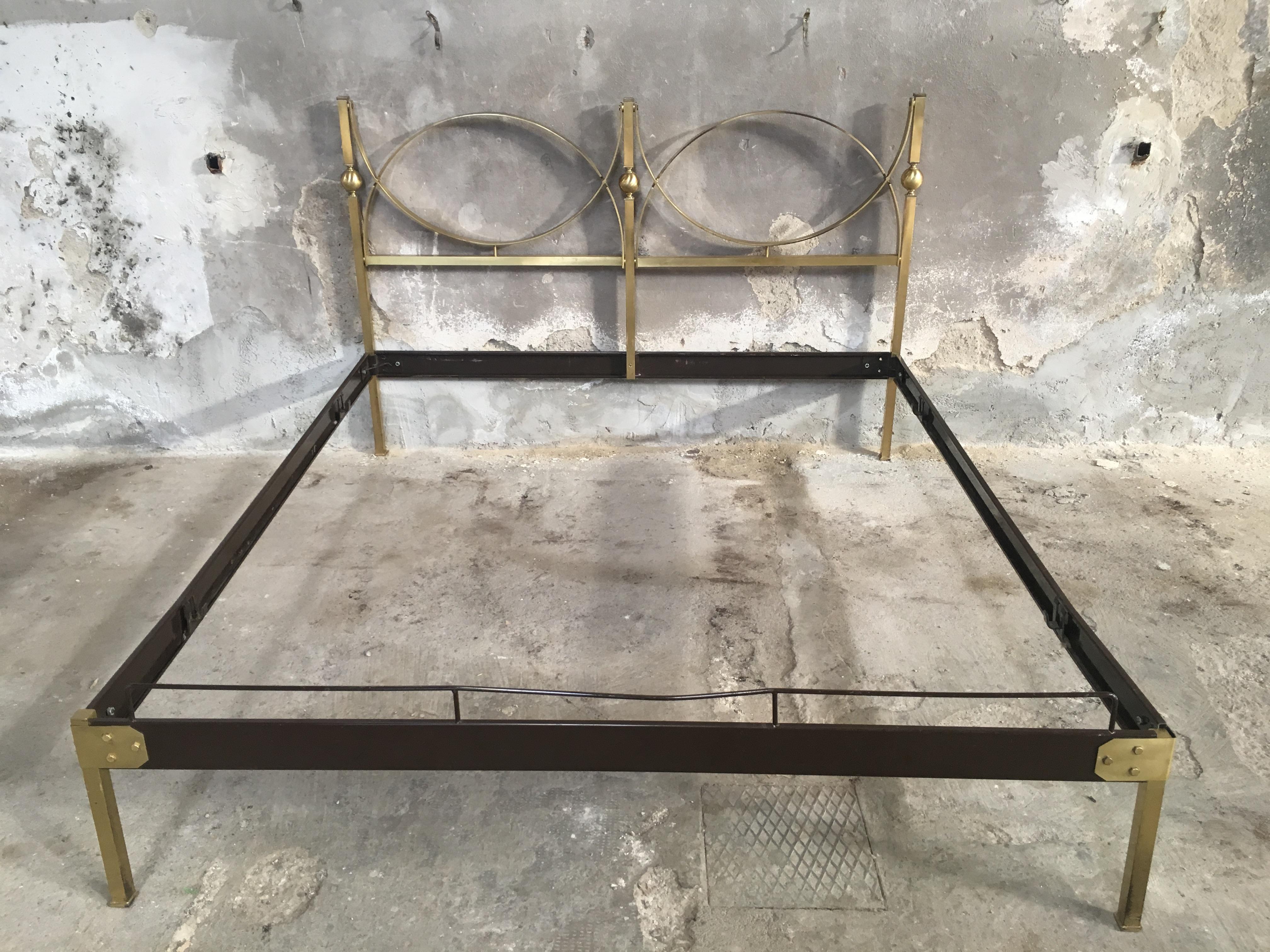 Mid-Century Modern Italian gilt brass bed with lacquered metal structure, 1960s
The bed needs a mattress of cm.170 x 190.