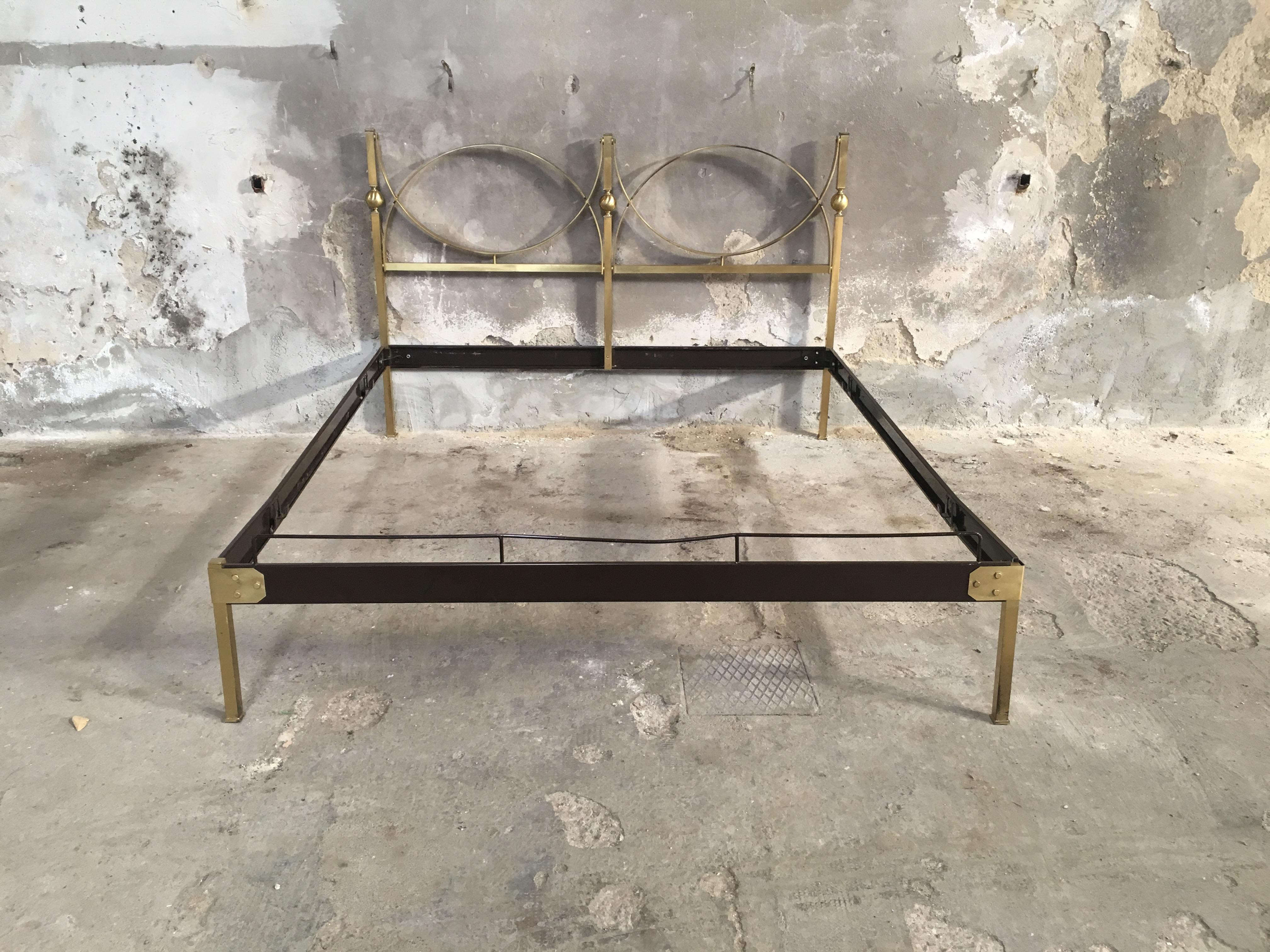 Mid-Century Modern Italian Gilt Brass Bed with Lacquered Metal Structure, 1960s In Good Condition In Prato, IT
