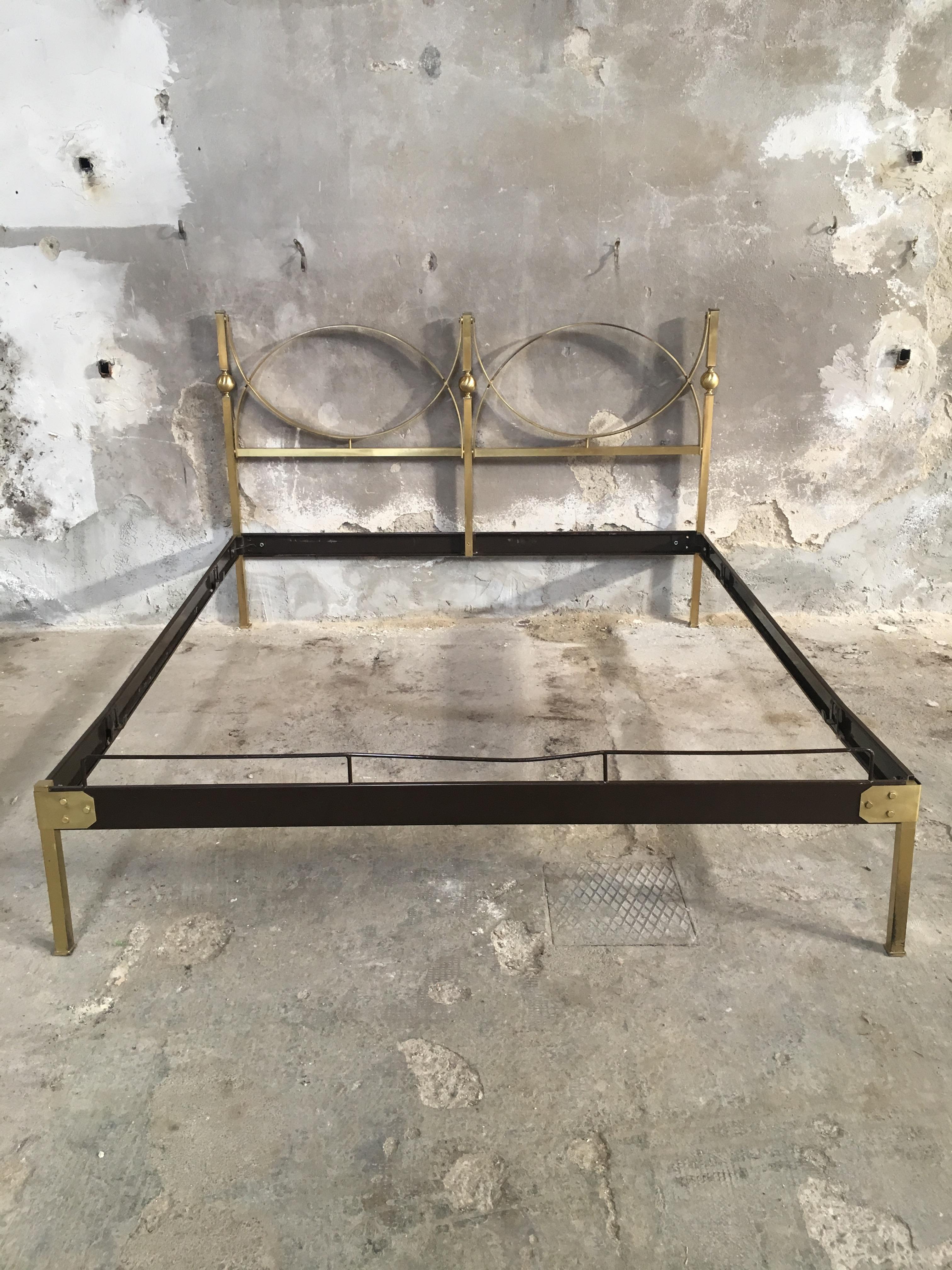 Mid-Century Modern Italian Gilt Brass Double Bed with Lacquered Structure, 1960s In Good Condition For Sale In Prato, IT