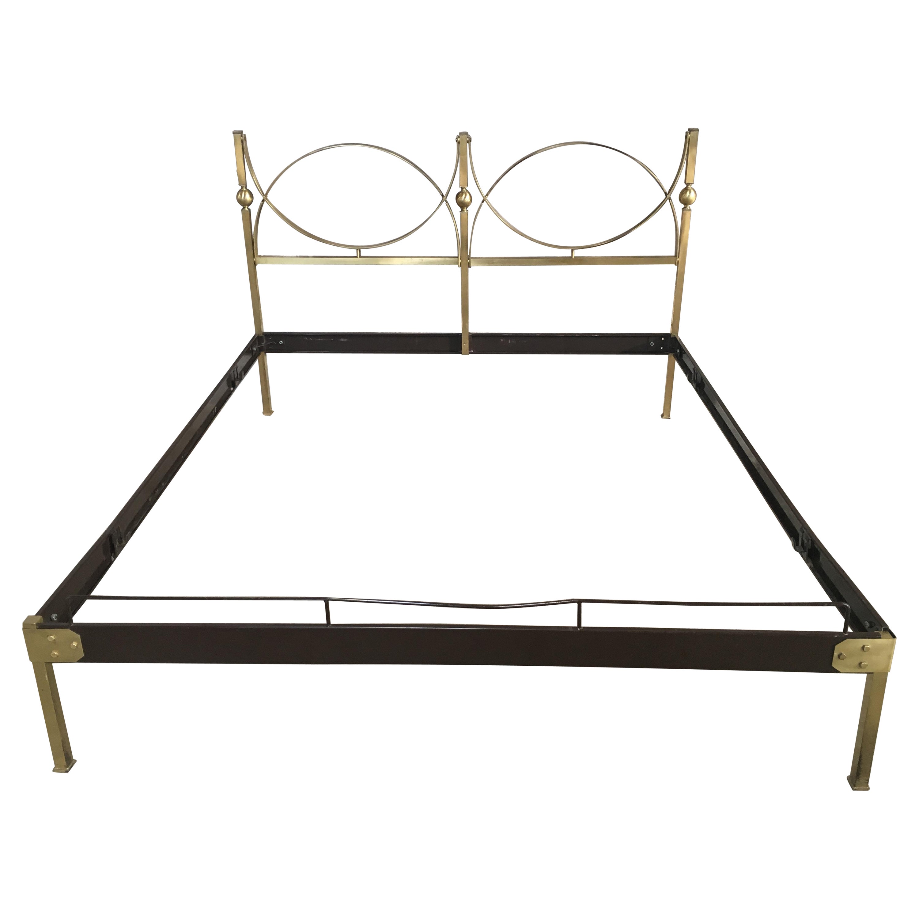 Letto matrimoniale in ottone dorato della modernità di metà secolo con struttura laccata, anni '60