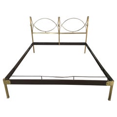 Letto matrimoniale in ottone dorato della modernità di metà secolo con struttura laccata, anni '60