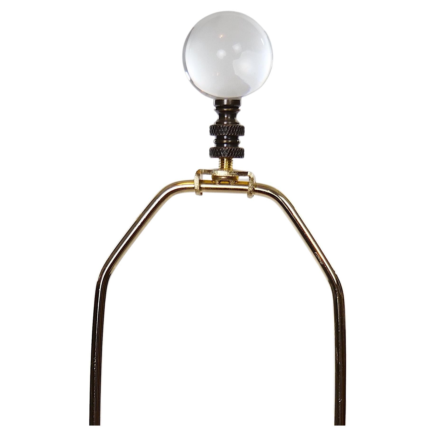 Lampada da tavolo a coppia in ottone dorato della modernità di metà secolo in vendita 4