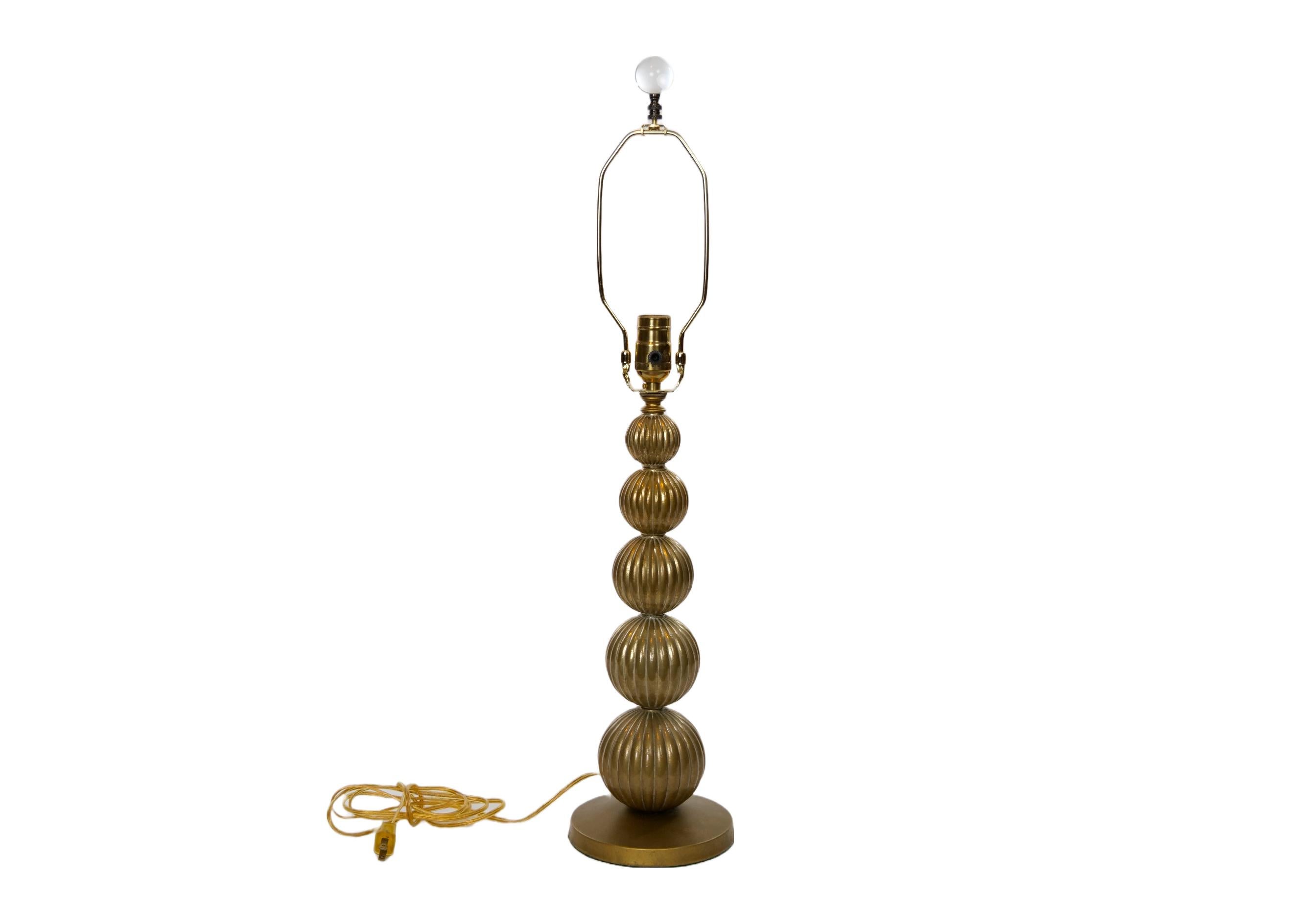 Lampada da tavolo a coppia in ottone dorato della modernità di metà secolo in vendita 5