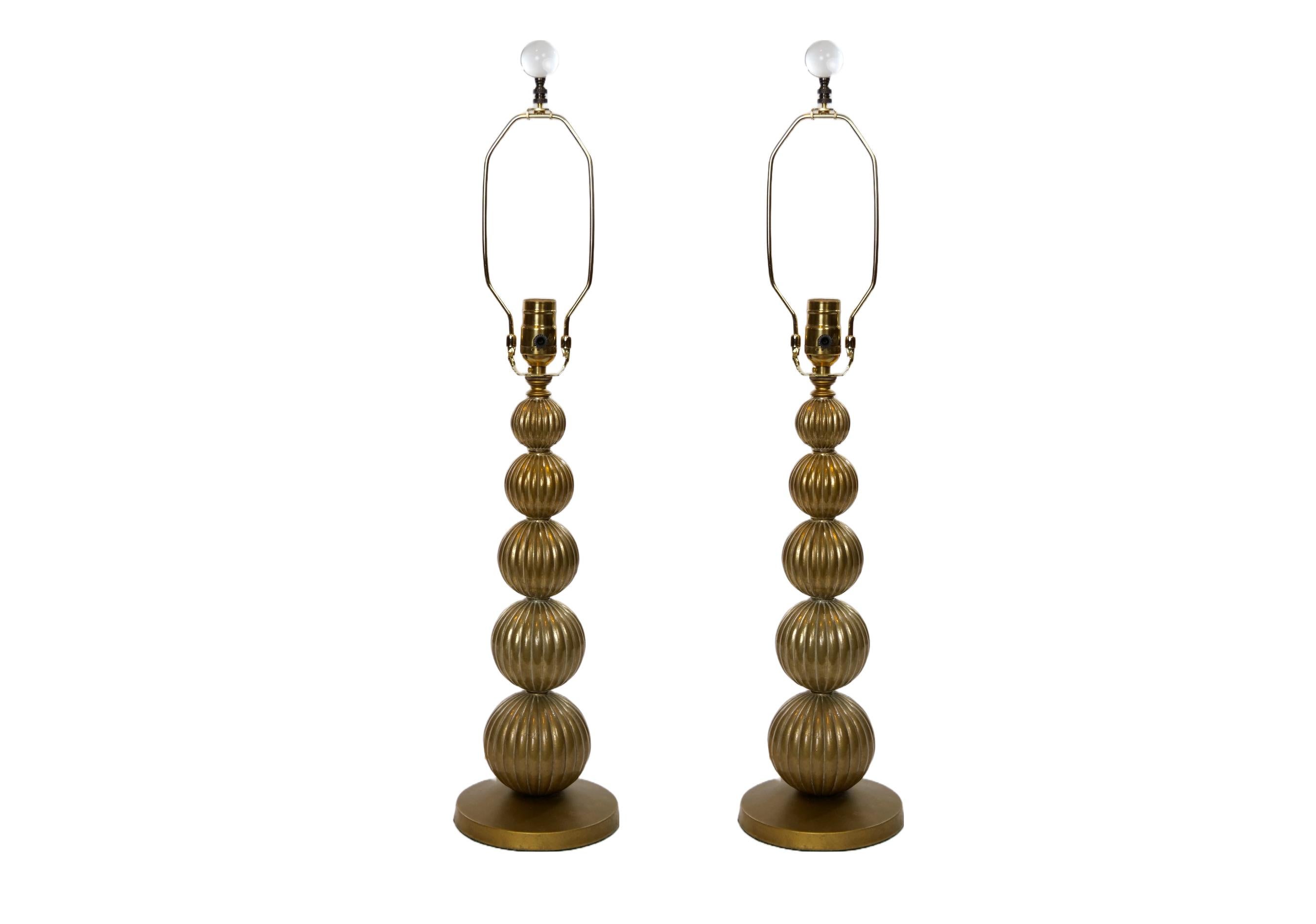 Bellissima coppia di lampade da tavolo italiane in ottone dorato della linea Mid-Century Modern. Ogni lampada è in ottime condizioni di funzionamento. Ogni lampada viene fornita con il paralume e misura circa 28 pollici di altezza e 7 pollici di
