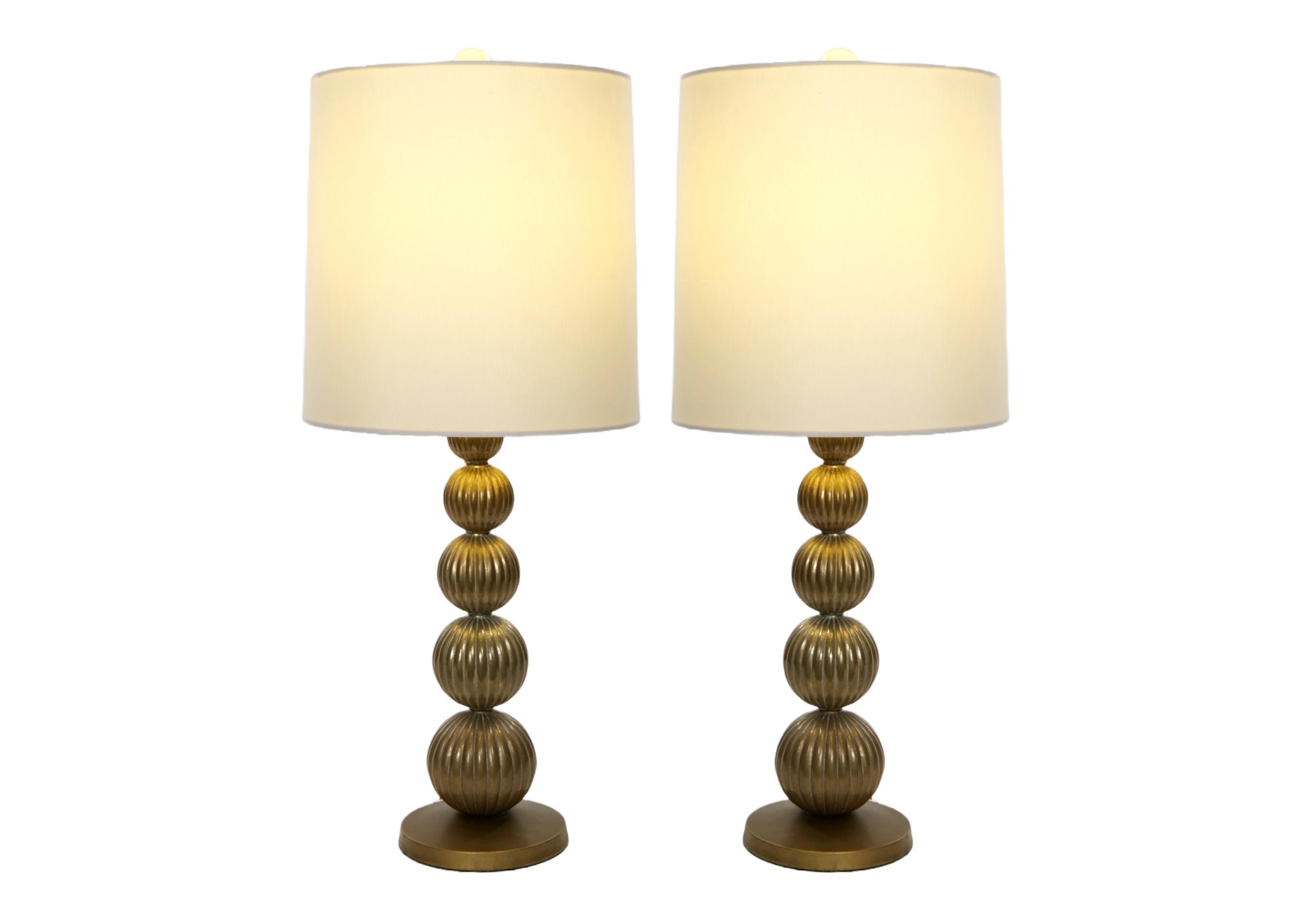 Italiano Lampada da tavolo a coppia in ottone dorato della modernità di metà secolo in vendita