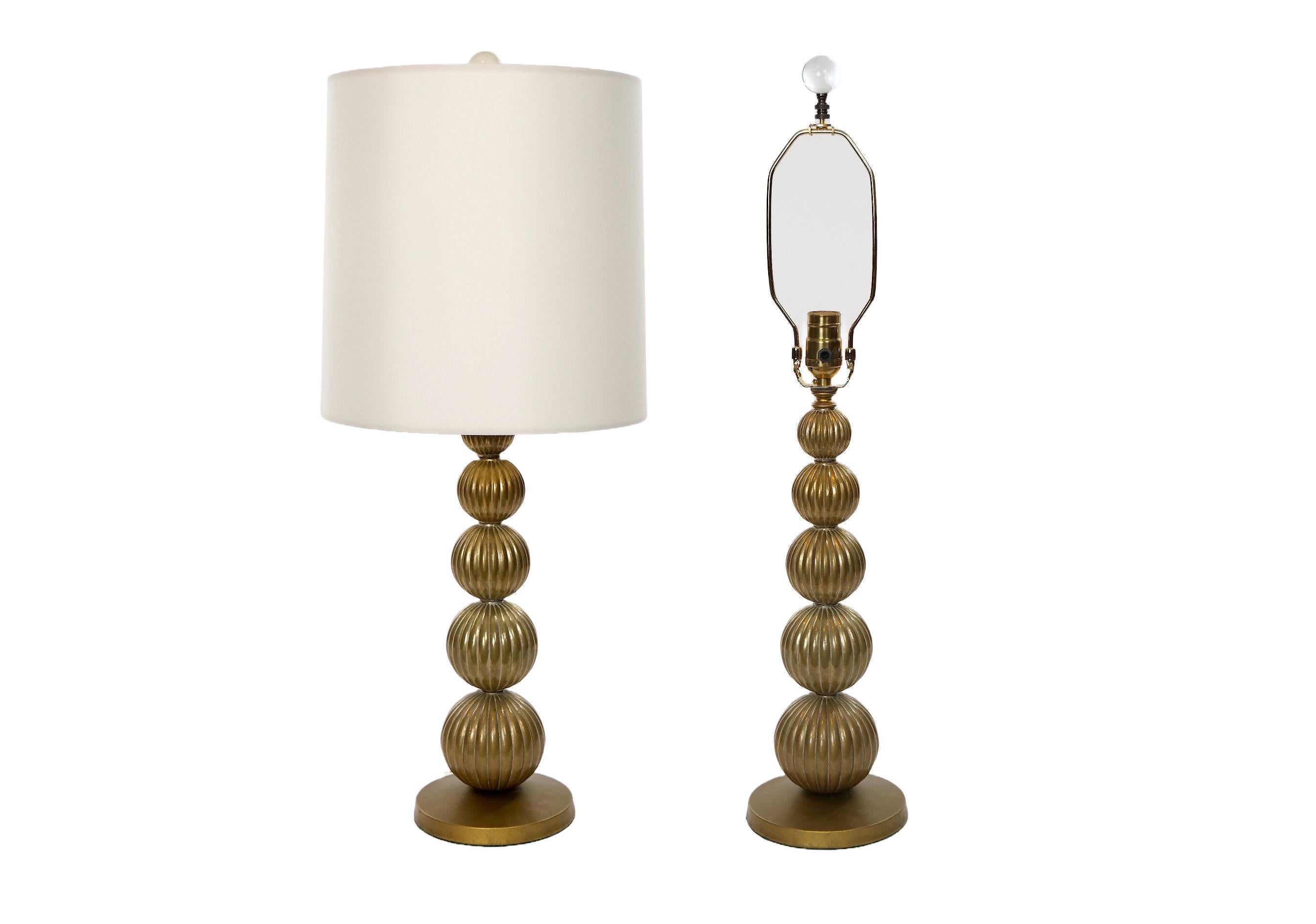 Ottone Lampada da tavolo a coppia in ottone dorato della modernità di metà secolo in vendita