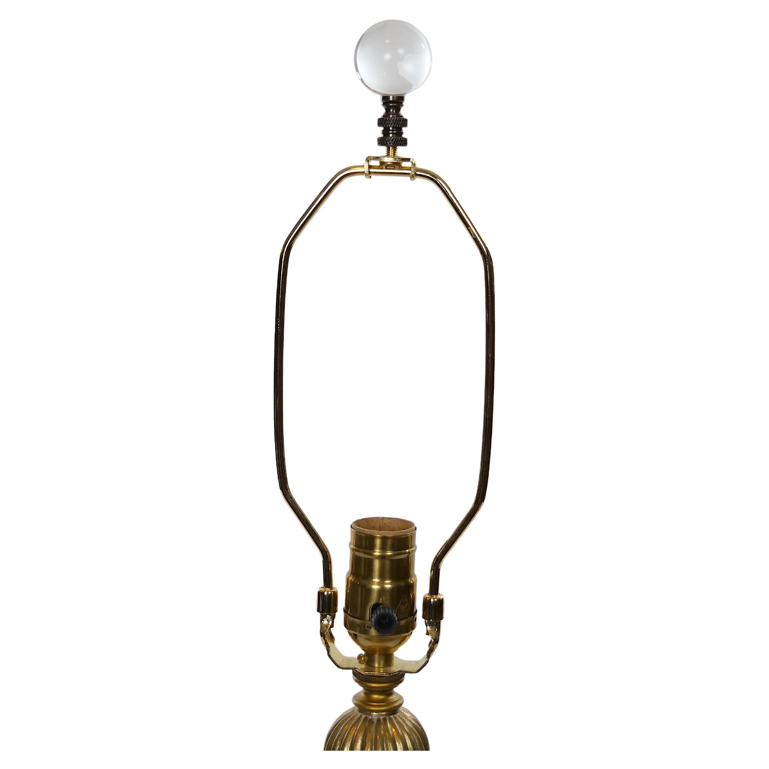 Lampada da tavolo a coppia in ottone dorato della modernità di metà secolo in vendita 1