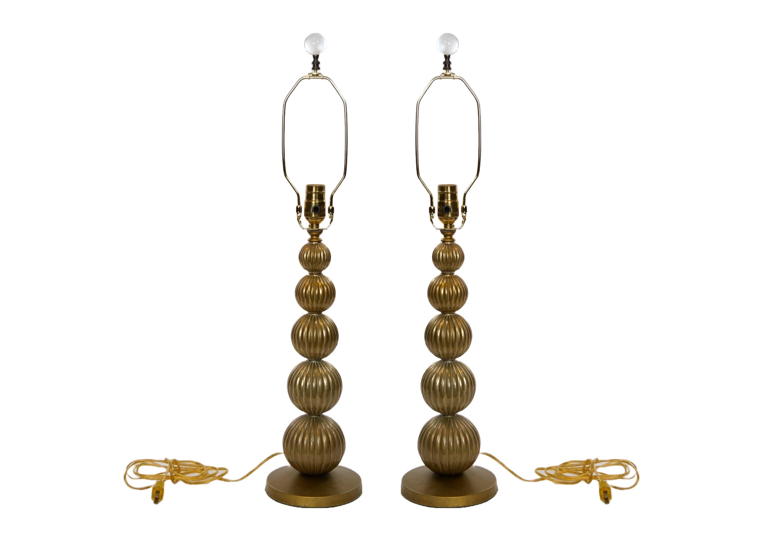 Lampada da tavolo a coppia in ottone dorato della modernità di metà secolo in vendita 2