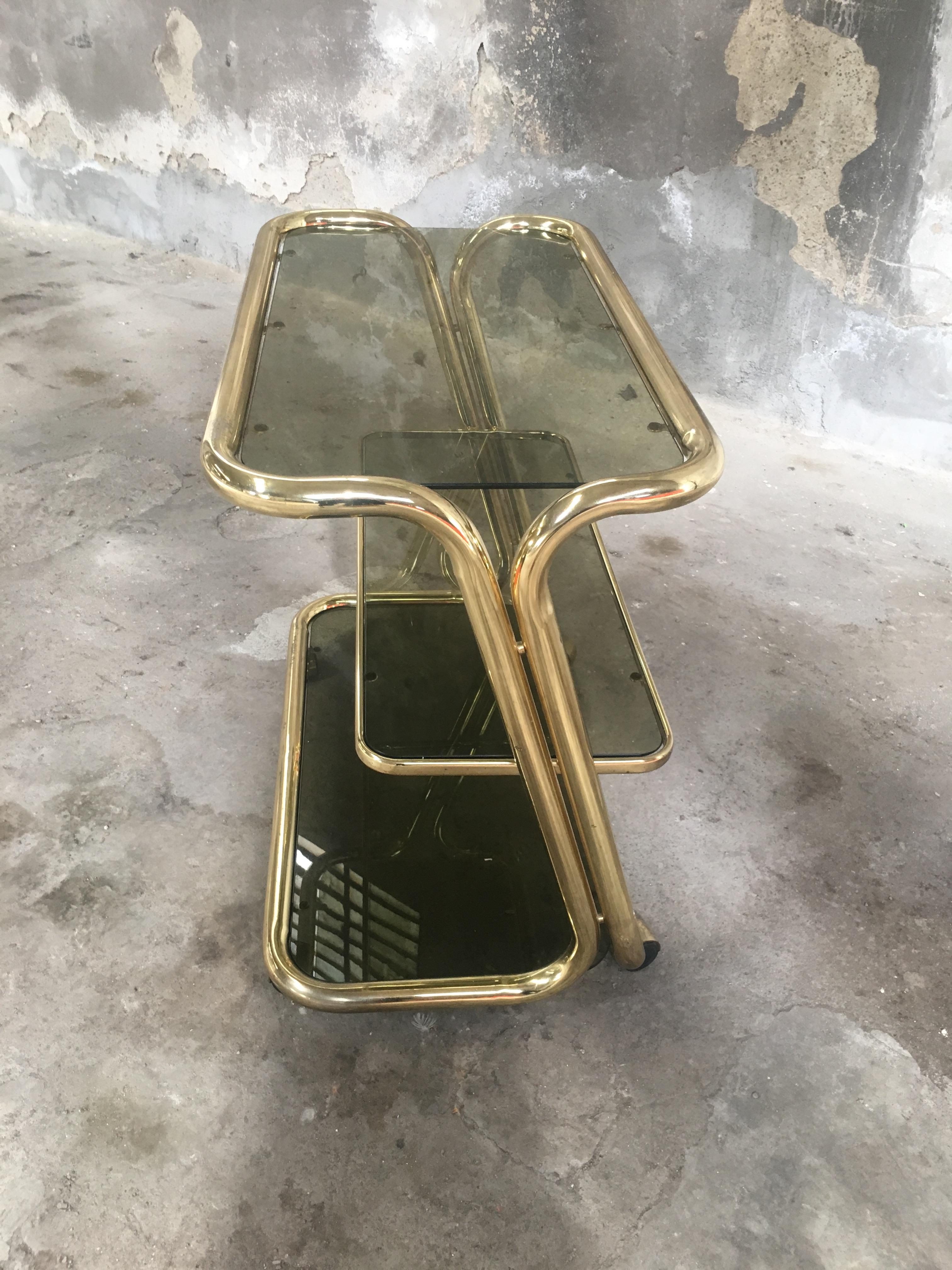 Moderner italienischer Barwagen aus vergoldetem Metall mit Rauchglasböden aus der Mitte des Jahrhunderts, 1970er Jahre im Zustand „Gut“ im Angebot in Prato, IT