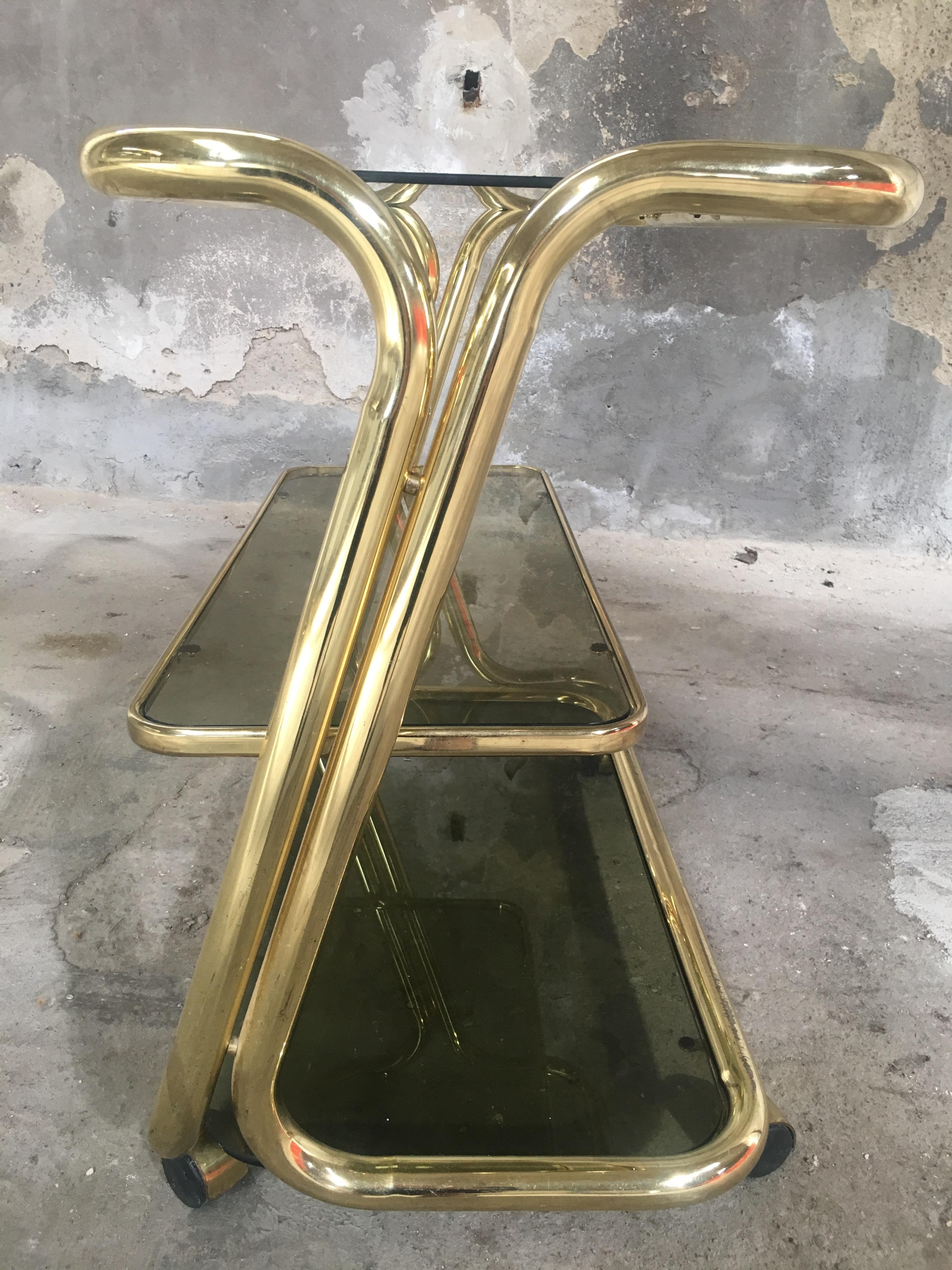 Moderner italienischer Barwagen aus vergoldetem Metall mit Rauchglasböden aus der Mitte des Jahrhunderts, 1970er Jahre (Ende des 20. Jahrhunderts) im Angebot