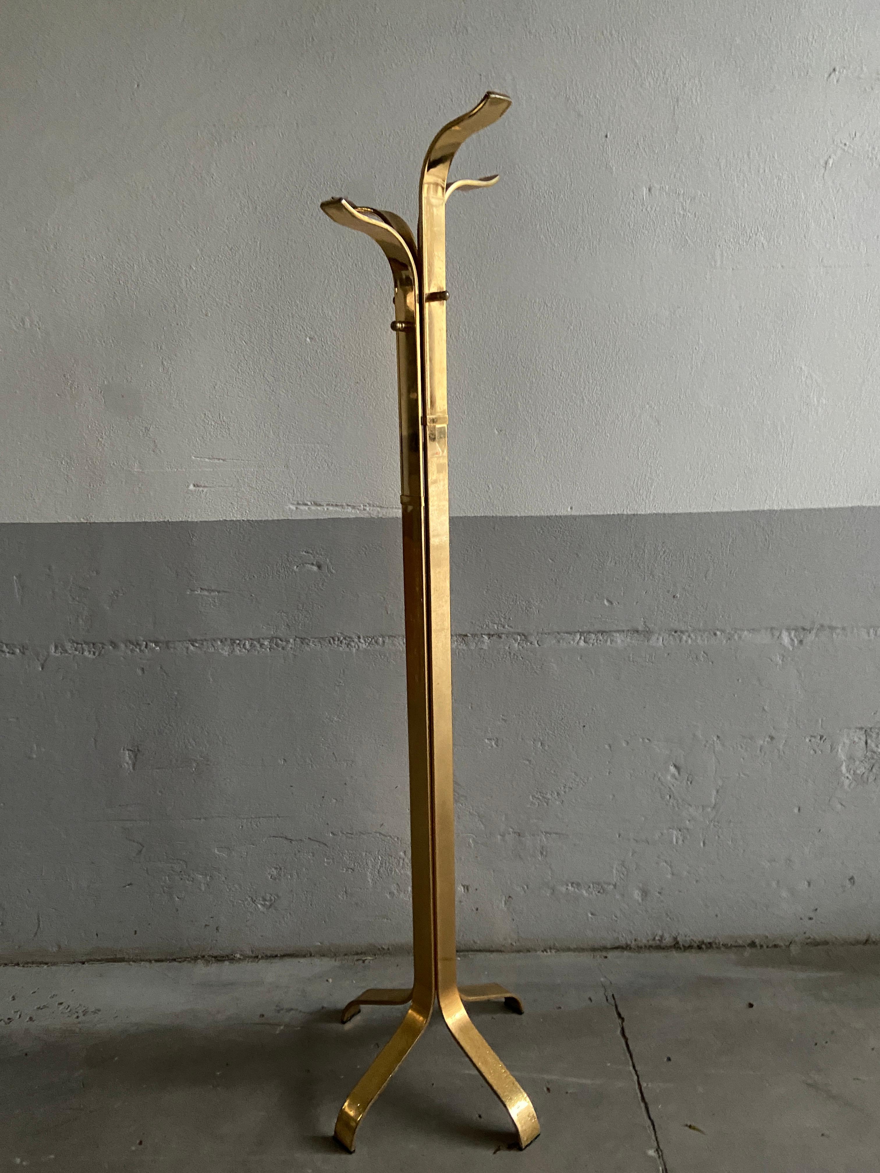 Mid-Century Modern Italian gilt metal free standing coat and hat rack.
The rack presents some wear due to age and use, but it is in good vintage conditions.
All the details in the photos attached.
  