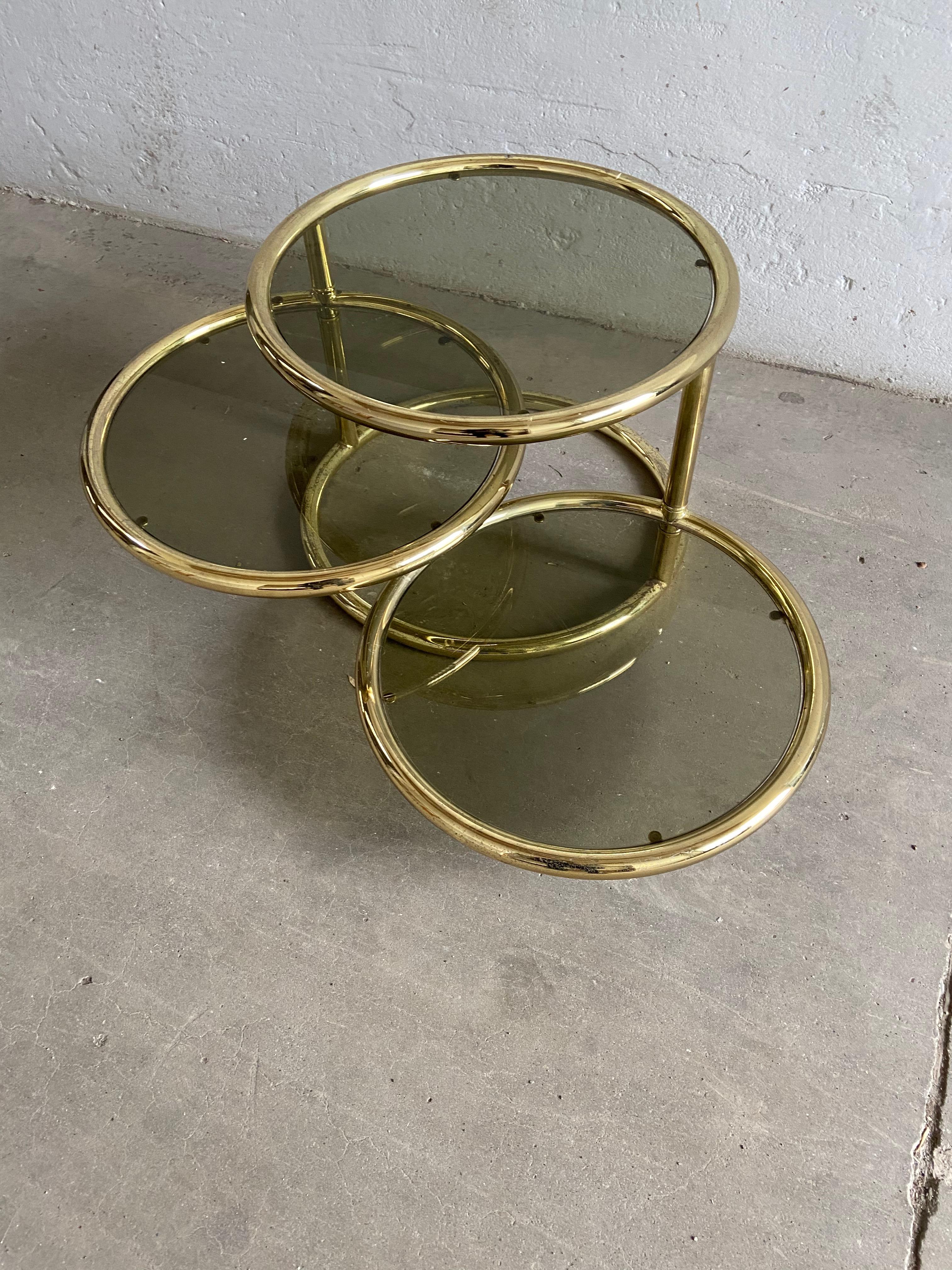 Mid-Century Modern Italian Gilt Metal Round Coffee Table with Adjustable Shelves In Good Condition In Prato, IT