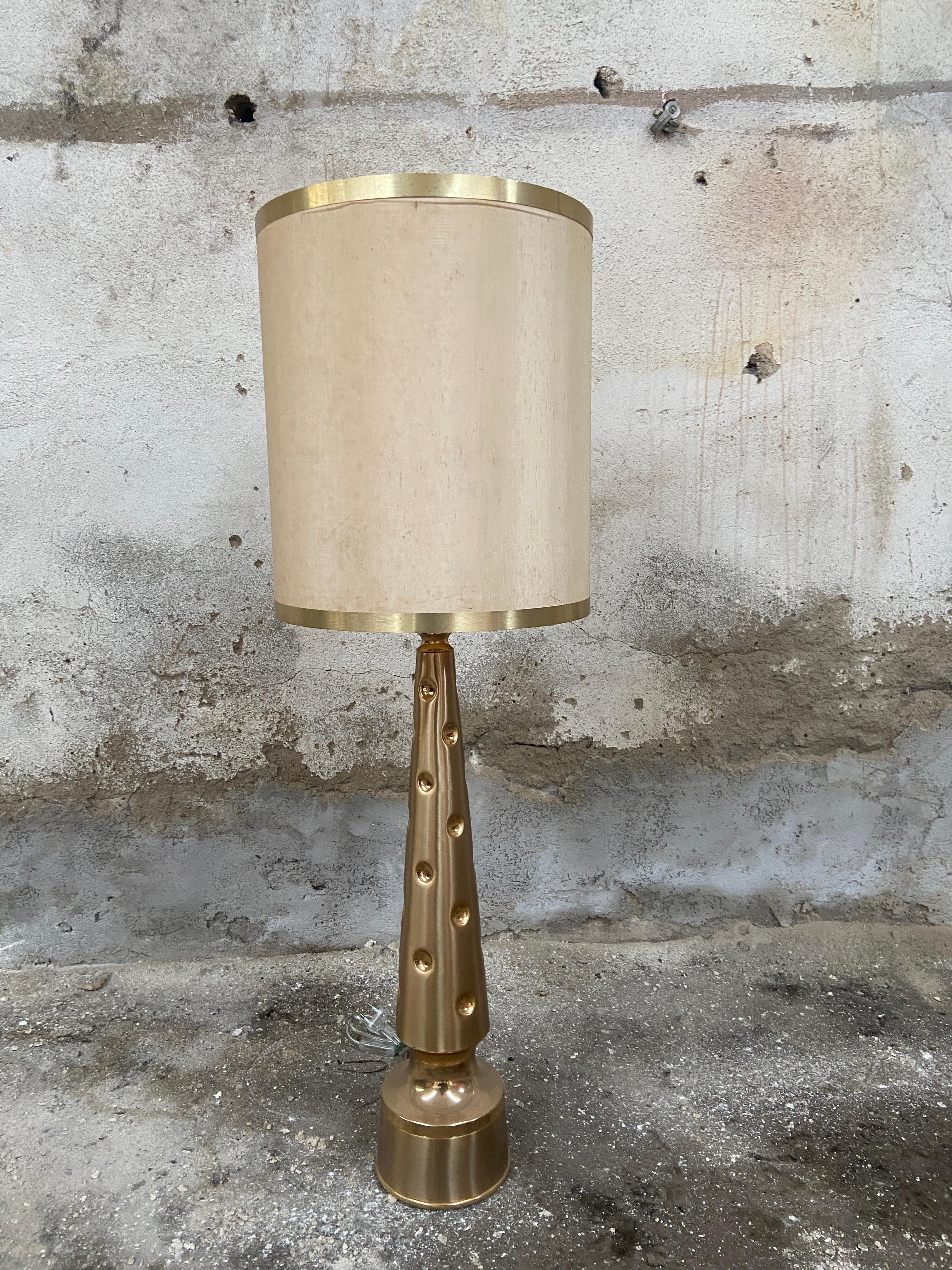 Mid-Century Modern Italian Gilt Metal Table Lamp with its Original Silk Lampshade.
The lamp is hardwired with European electrification
Lamp measurements: Diameter cm.16, Height cm.74
Lampshade measurements: Diameter cm.35, Height cm.43