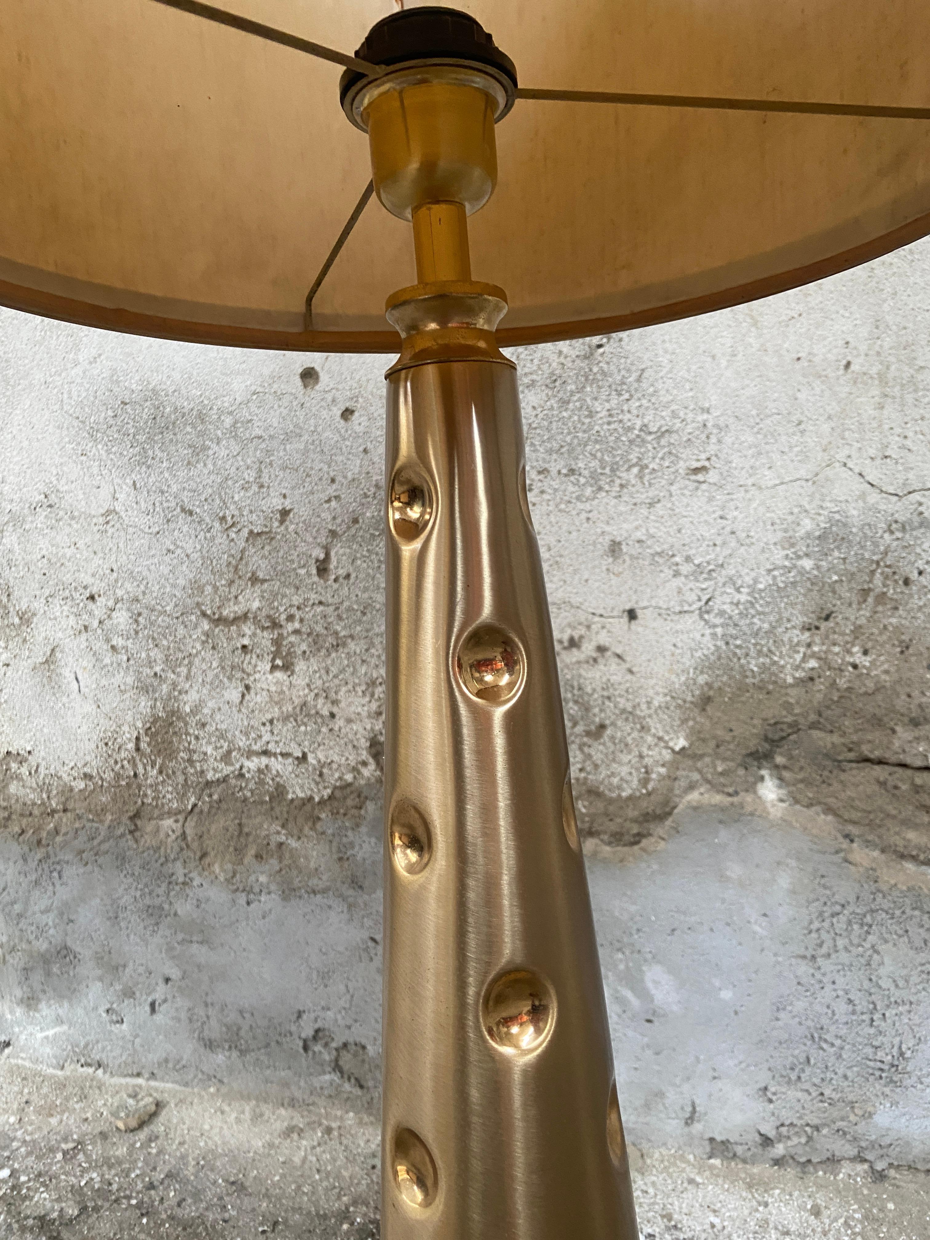 Mid-Century Modern Italian Gilt Metal Table Lamp with Its Original Lampshade In Good Condition For Sale In Prato, IT