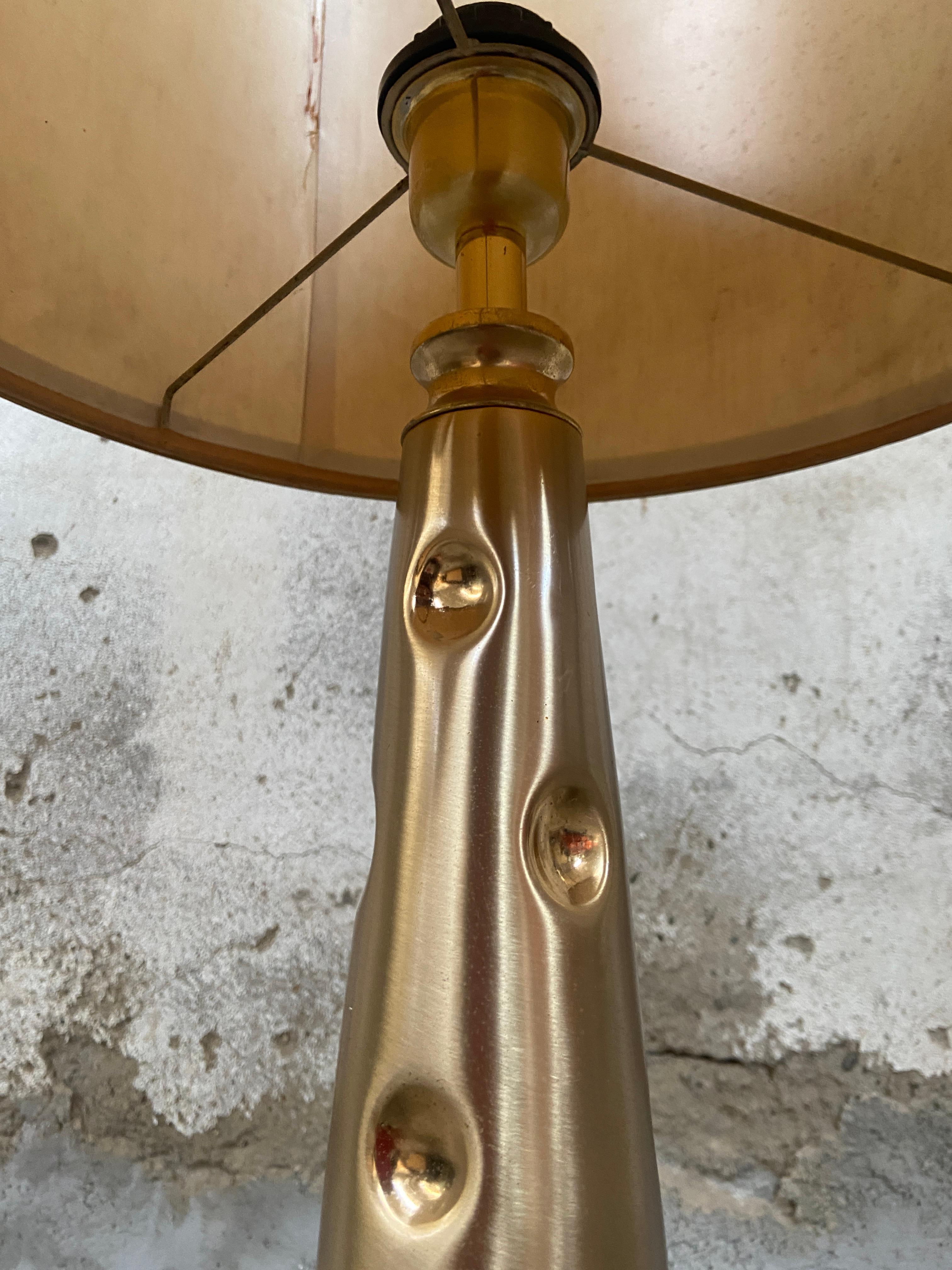 Late 20th Century Mid-Century Modern Italian Gilt Metal Table Lamp with Its Original Lampshade For Sale