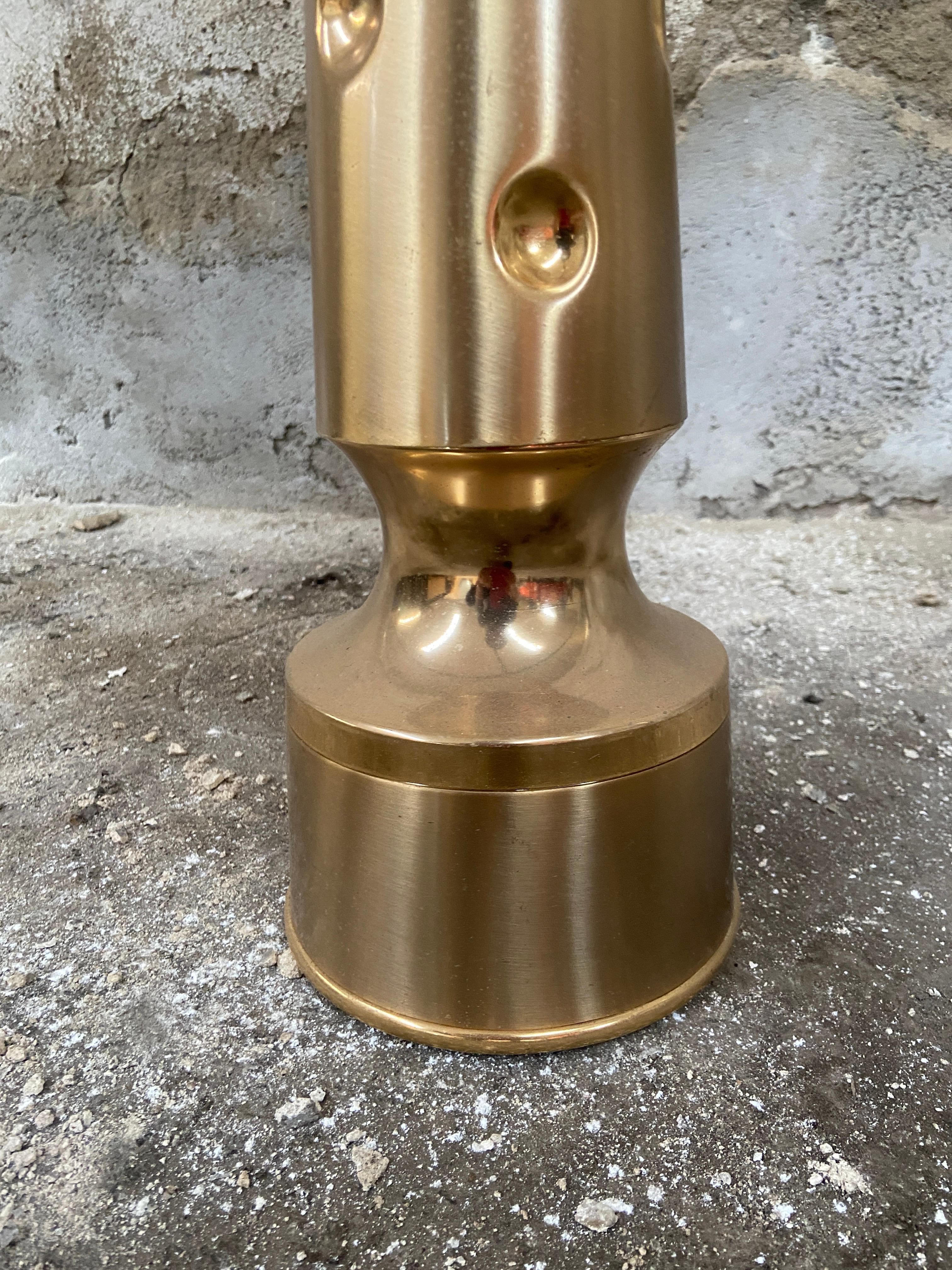Mid-Century Modern Italian Gilt Metal Table Lamp with Its Original Lampshade For Sale 1