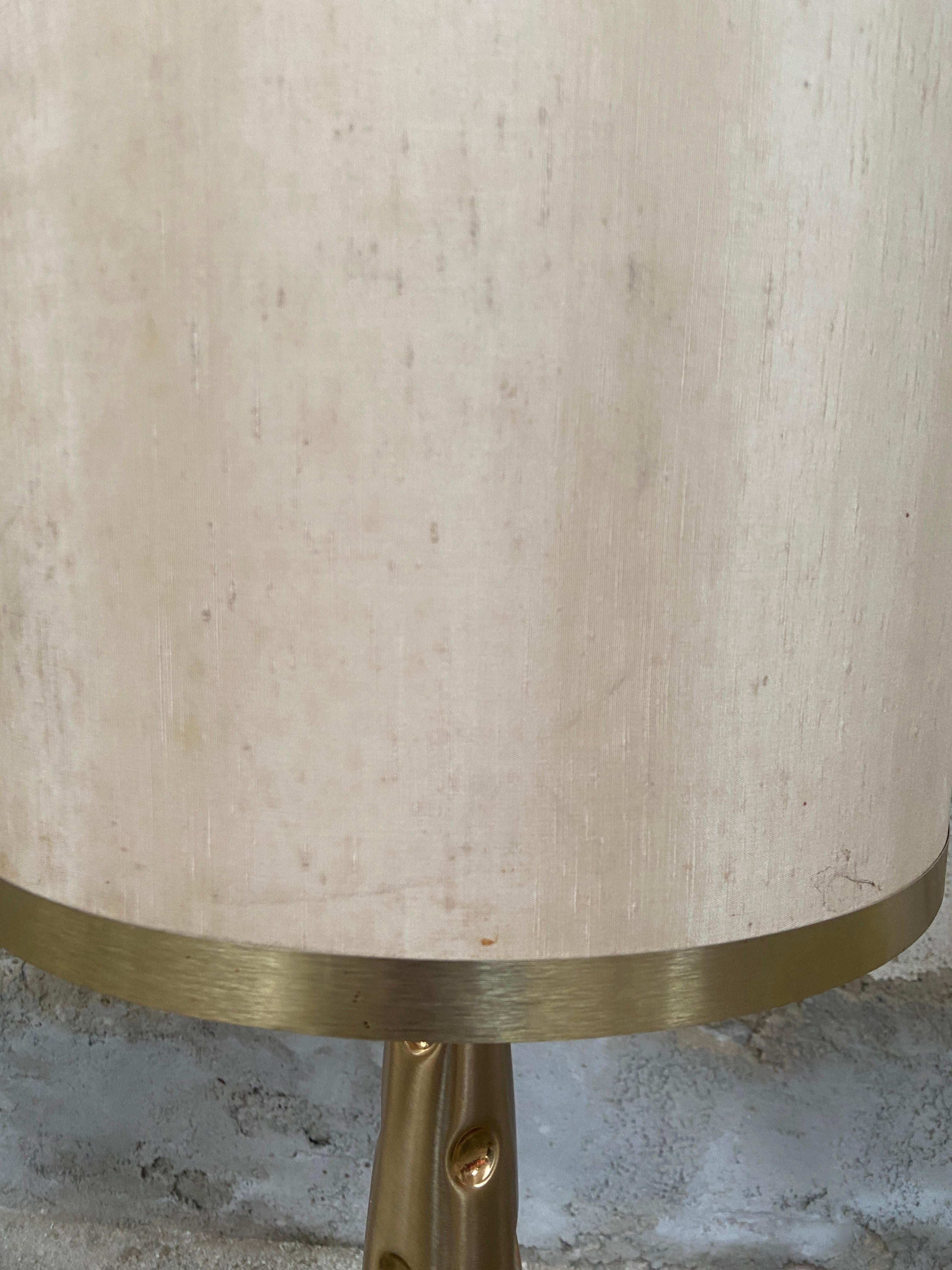 Mid-Century Modern Italian Gilt Metal Table Lamp with Its Original Lampshade For Sale 4