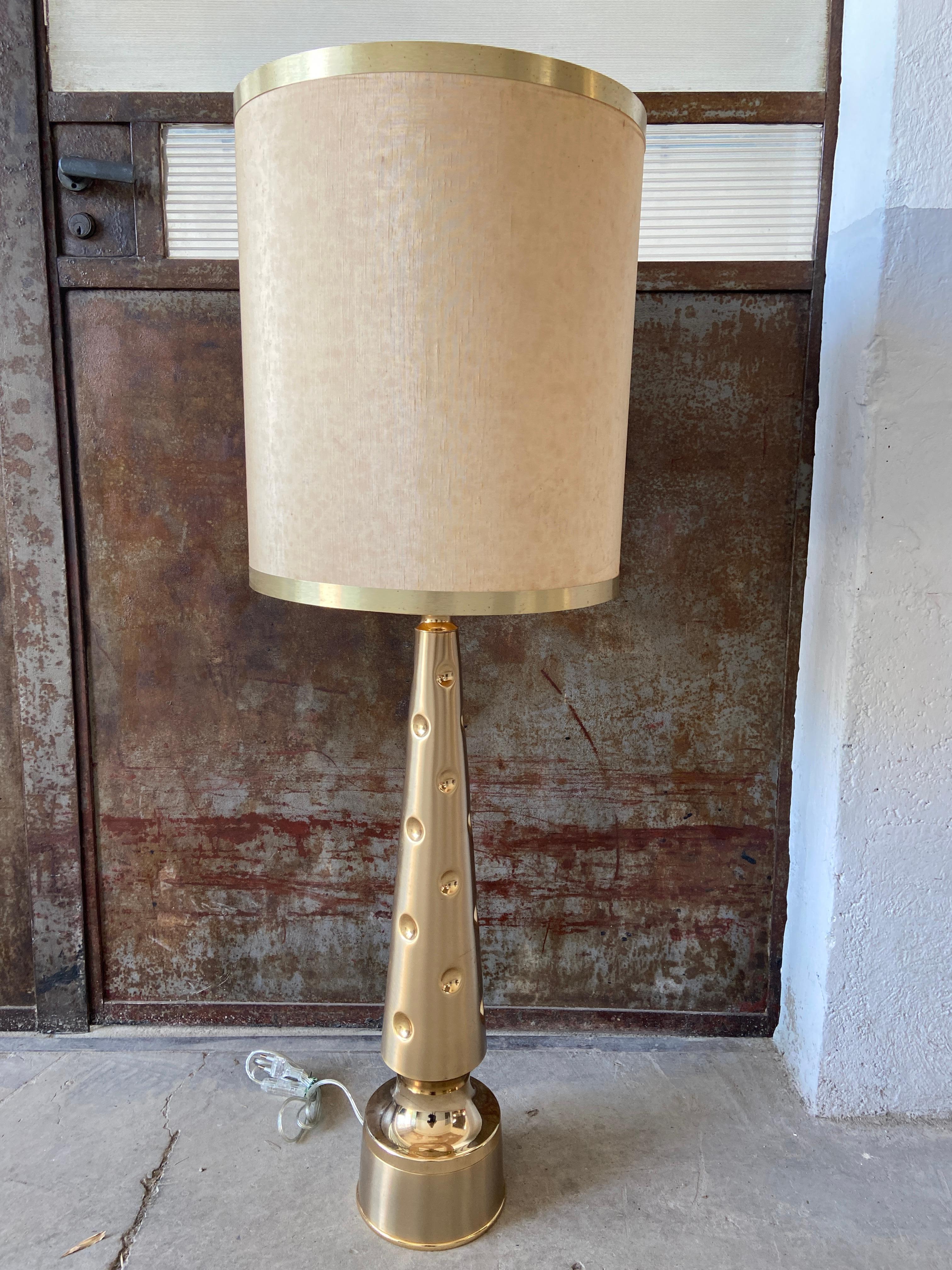 Mid-Century Modern Italian gilt metal table lamp with original lampshade.
The lamp has been wired with European standards.
 