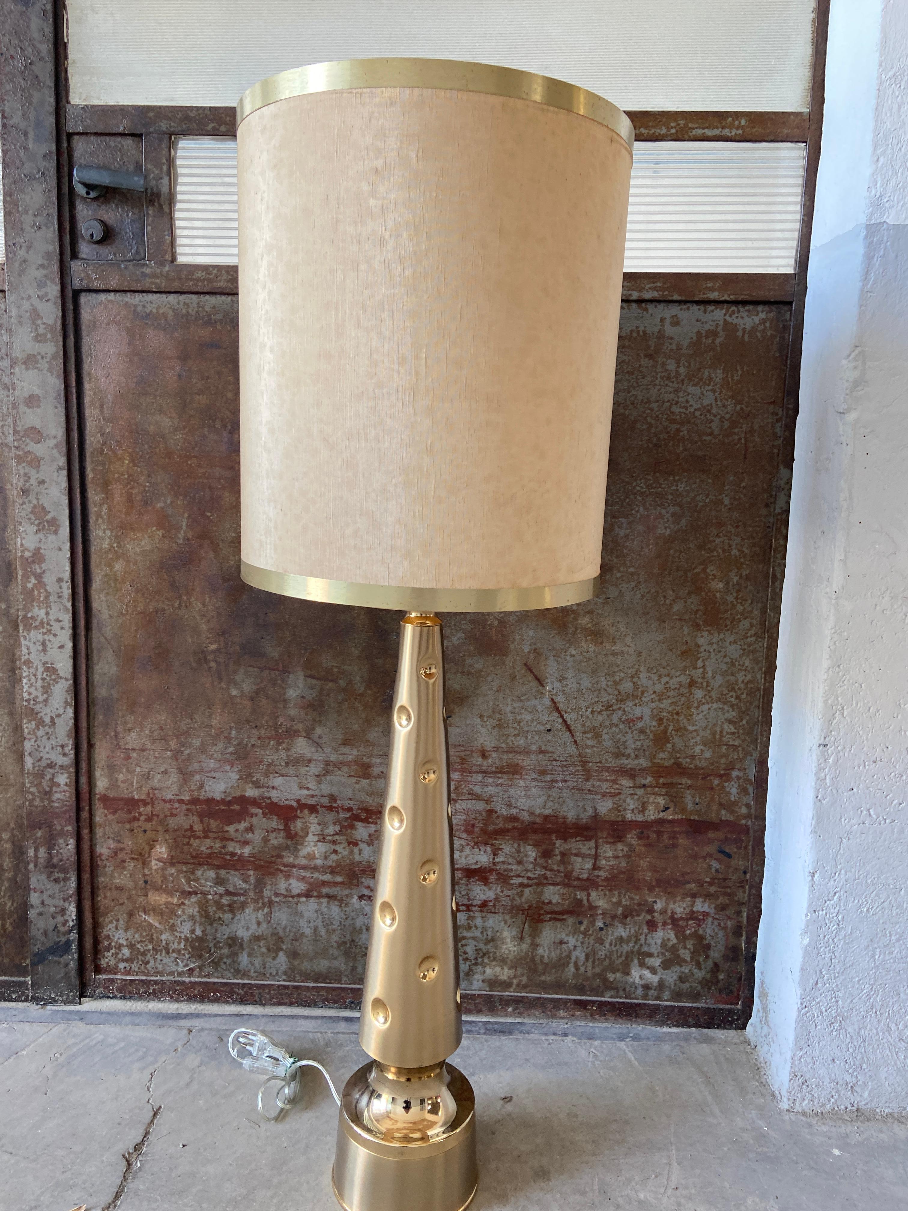 Mid-Century Modern Italian Gilt Metal Table Lamp with Original Lampshade, 1970s In Good Condition In Prato, IT