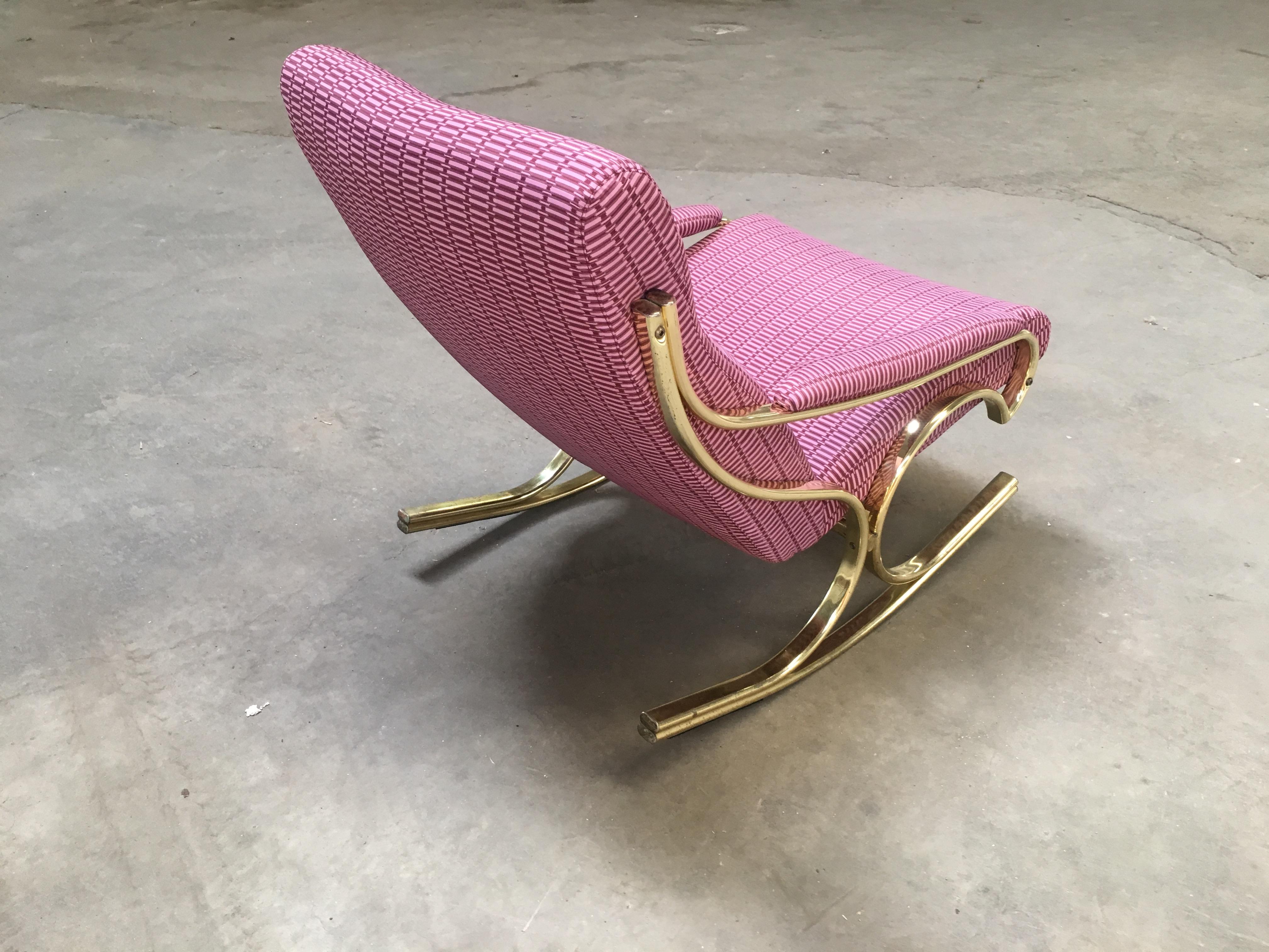 Mid-Century Modern Italian Gilt Metal Upholstered Rocking Chair, 1970s In Good Condition For Sale In Prato, IT