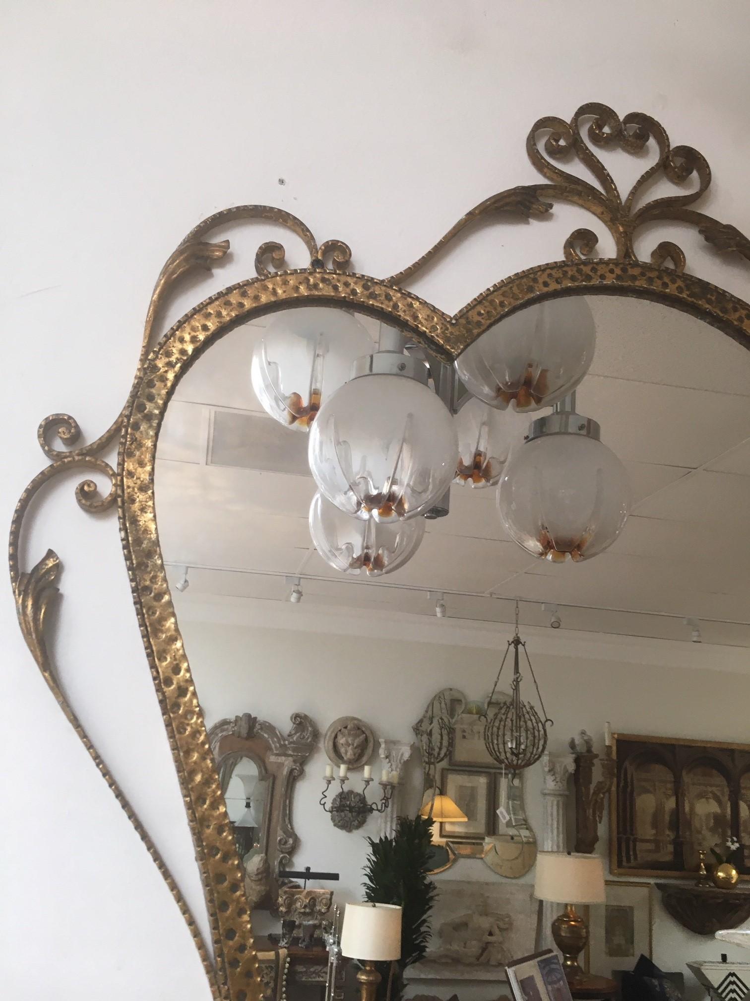 Mid Century Modern Art Deco Stil Italienisch vergoldet Schmiedeeisen Wandspiegel von Pier Luigi Colli, Hand gehämmert vergoldet Schmiedeeisen Grenze rechteckigen Spiegel mit gehämmerten gepunkteten Design in Blattgold Finish mit Original-Glas, der