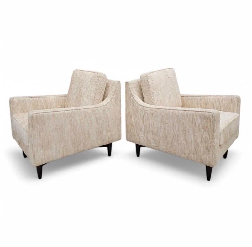 Sillones italianos modernos de mediados de siglo estilo Gio Ponte retapizados en tweed avena - Pareja 

Este elegante par de sillas club italianas MCM captura la refinada sofisticación y las líneas arquitectónicas que recuerdan a los icónicos