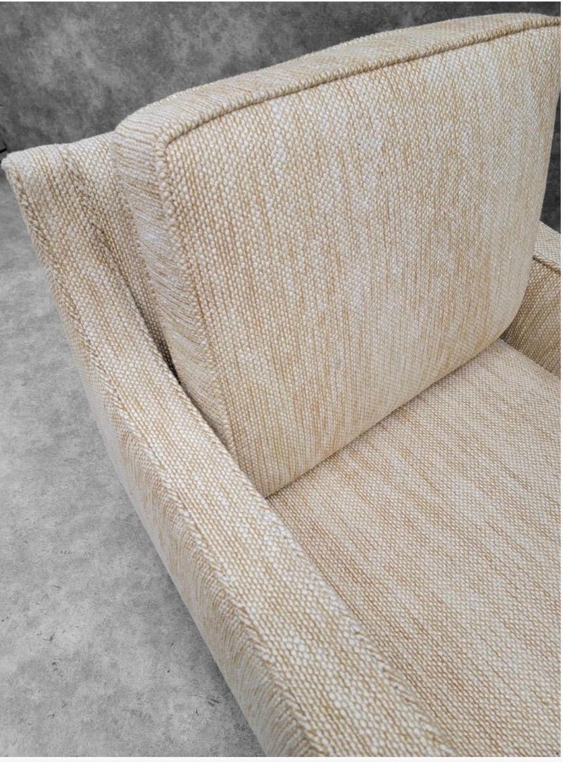 Sillones italianos de estilo Gio Ponte de mediados del siglo XX retapizados en color avena Italiano en venta