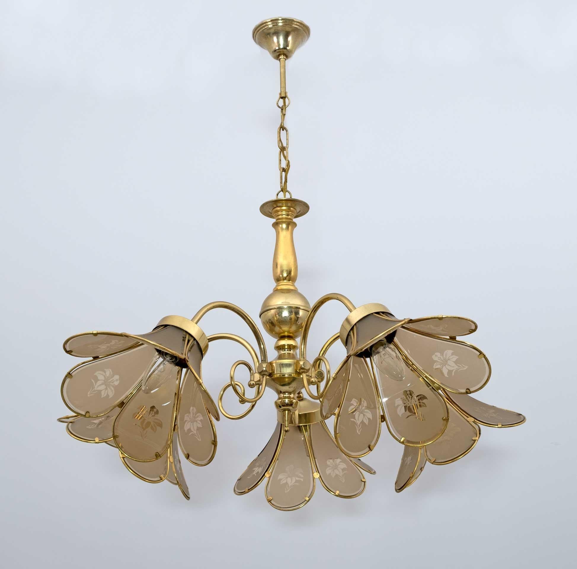 Elegant chandelier in brass and silk-screened glass, 5 lights, Italian production in the 60s.
E14 or E12 socket for USA.