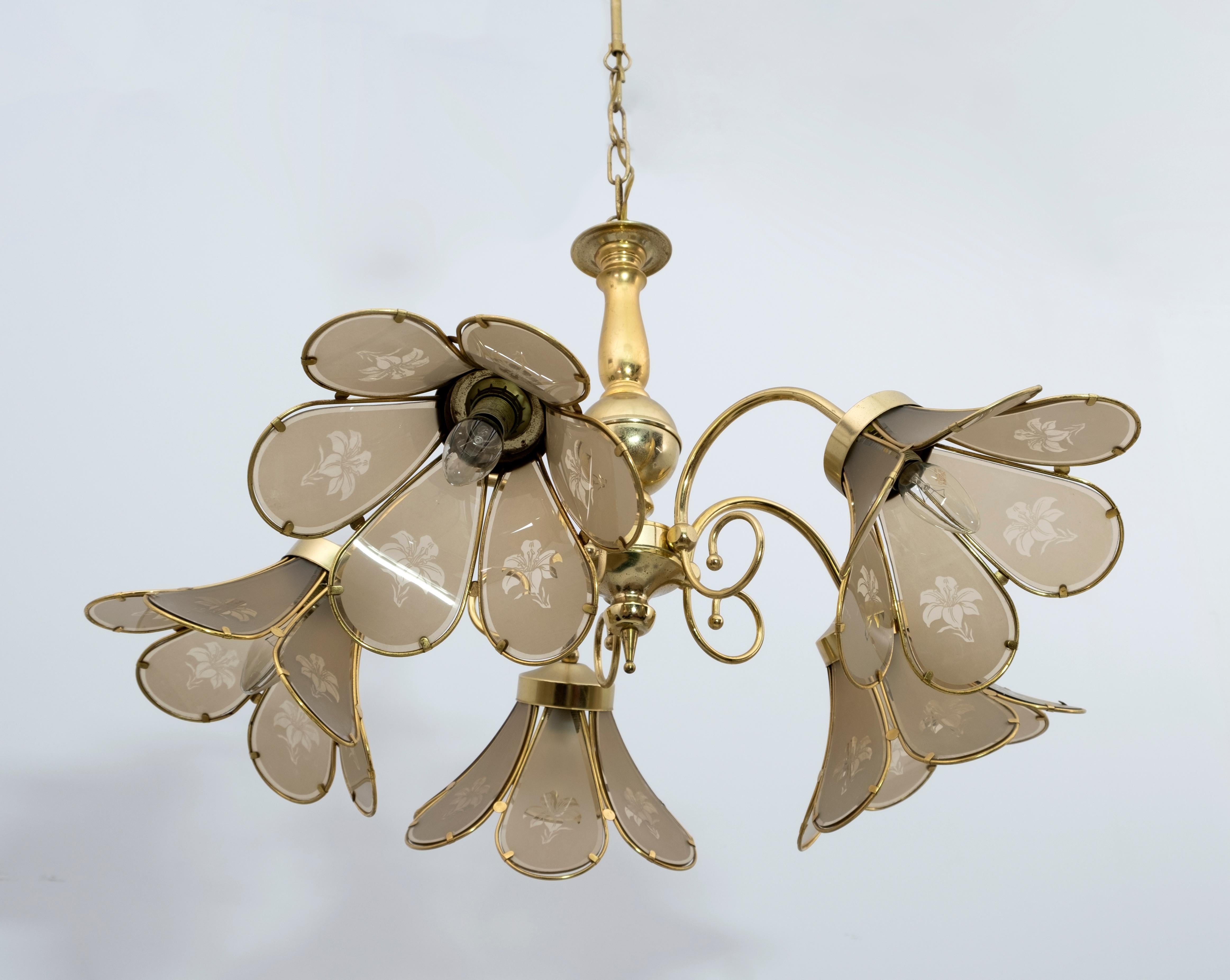 Mid-Century Modern Italian Glass and Brass Chandelier, 1960s For Sale 1