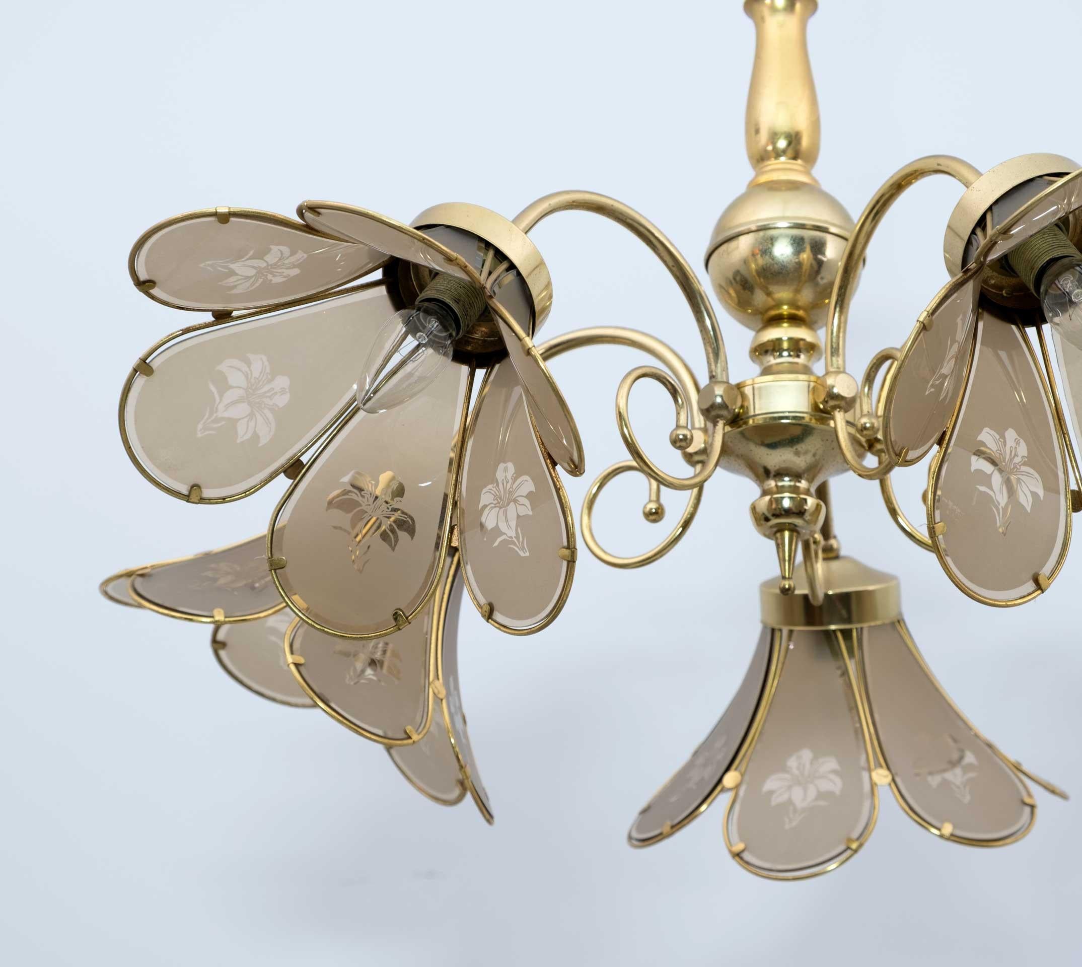 Mid-Century Modern Italian Glass and Brass Chandelier, 1960s For Sale 2