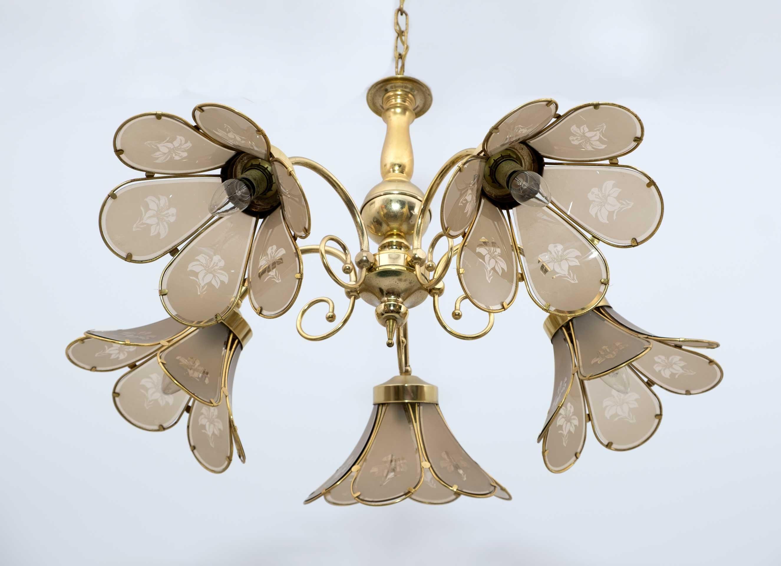 Mid-Century Modern Italian Glass and Brass Chandelier, 1960s For Sale 3