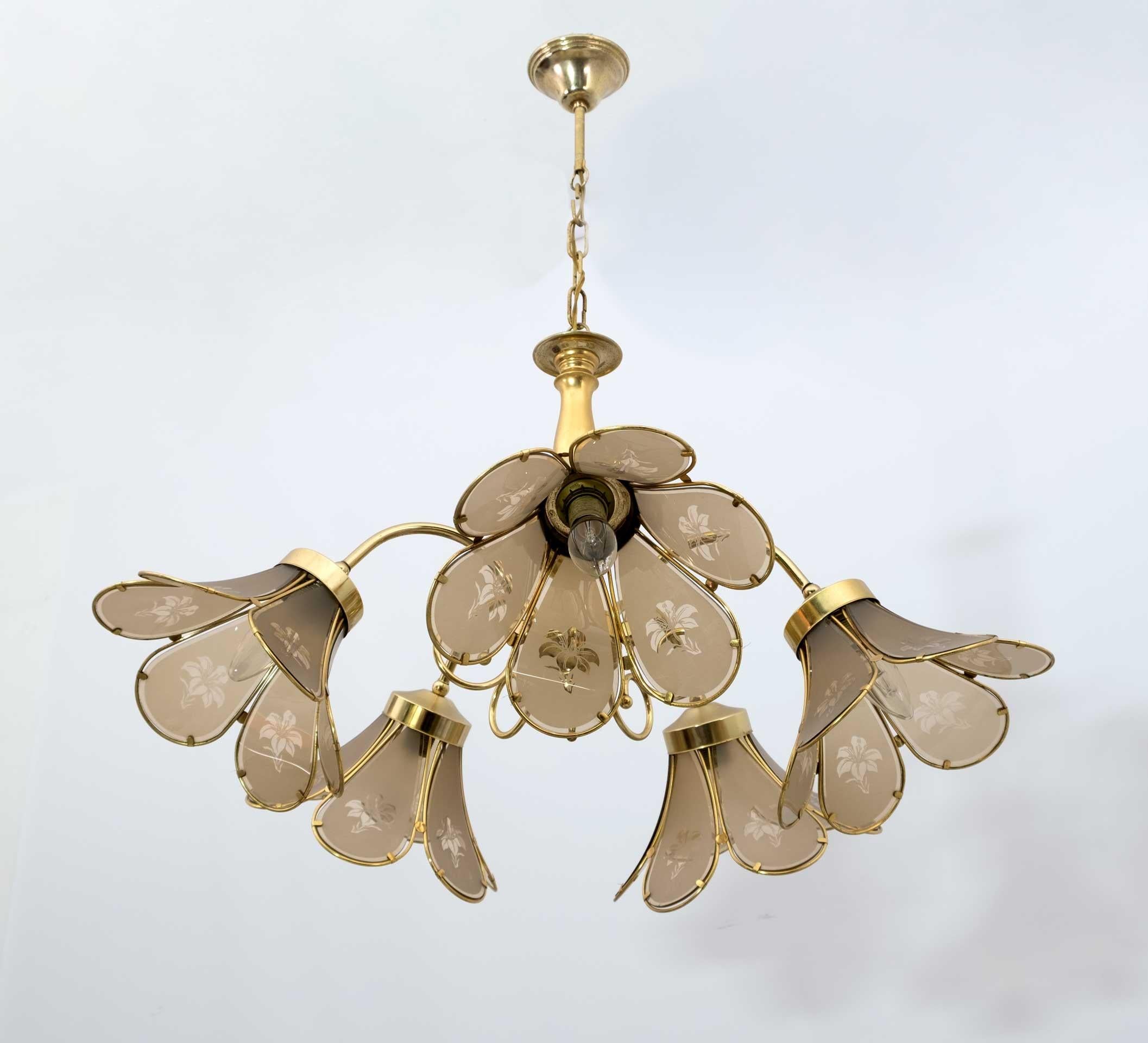 Mid-Century Modern Italian Glass and Brass Chandelier, 1960s For Sale 4