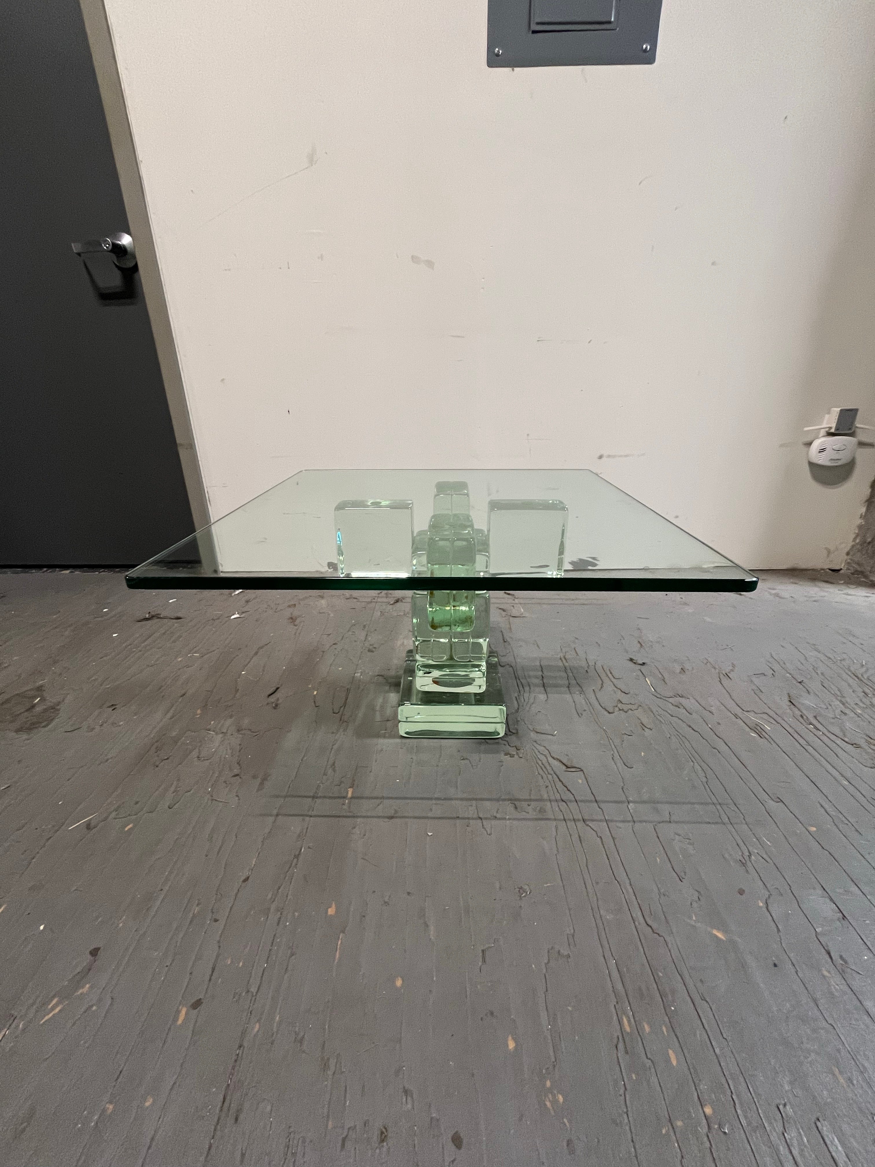 Schöner Glasblock-Beistelltisch mit toller Farbgebung. Modernes Design bietet visuelles Interesse. Schwerer Glasblocksockel mit Glasplatte. 
Bordsteinkante nach NYC/Philly $450