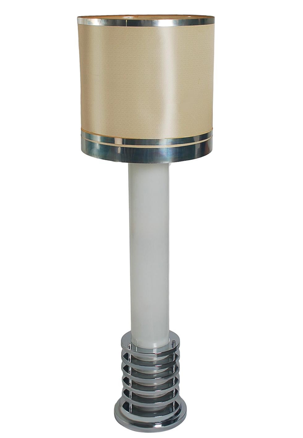 Une lampe élégante, moderne et bien fabriquée, provenant d'Italie vers les années 1970. Il comporte une grande colonne centrale en verre avec des accents art déco chromés. L'abat-jour présente des problèmes d'état et ne sera pas inclus.