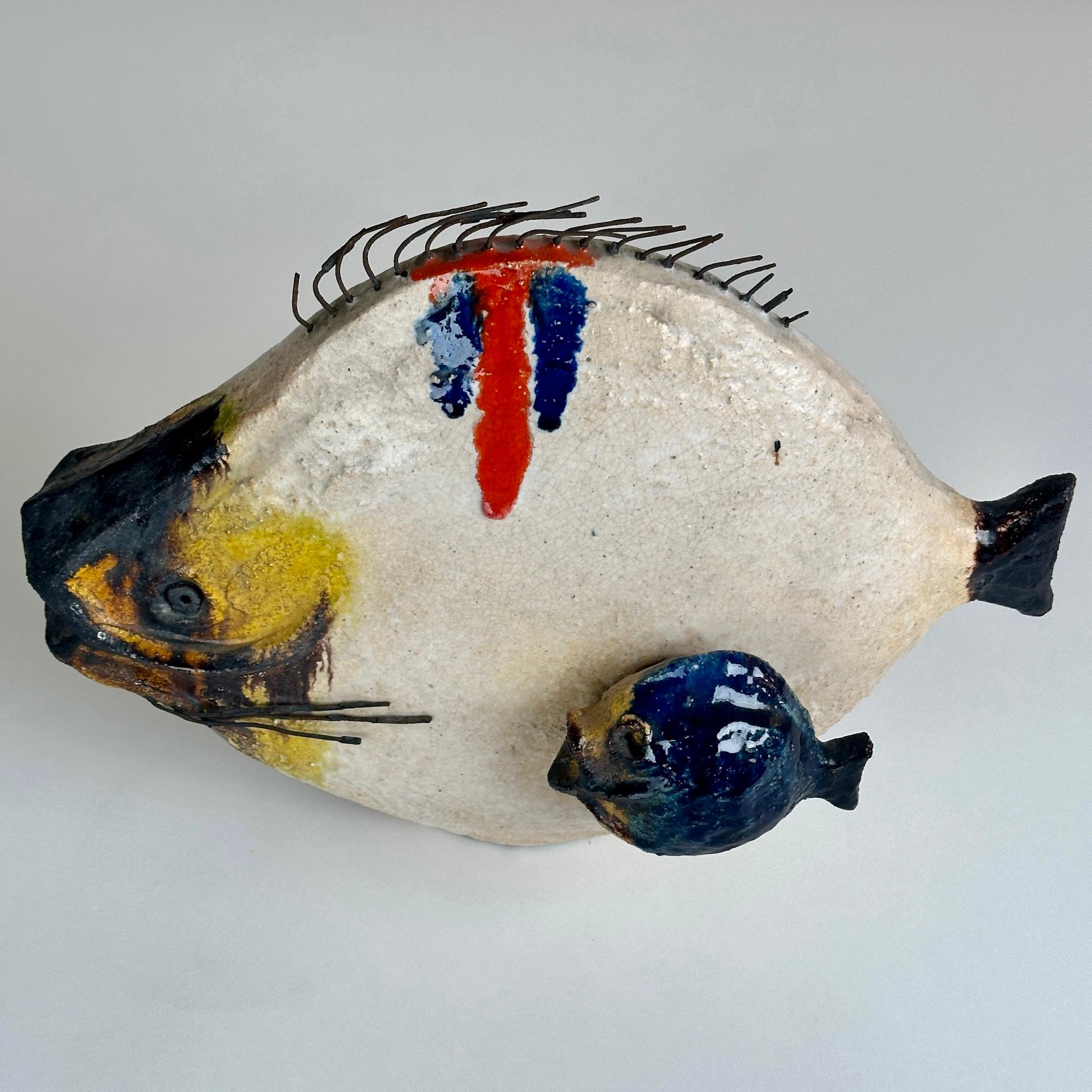 Italienische glasierte Fischskulptur aus Keramik von dem exzentrischen Keramikgenie Ivo De Santis für seine Töpferei Gli Etruschi (1950 bis 1980) in Florenz. Unsigniertes Stück.
Ivo De Santis war mit Marcello Fantoni (ebenfalls aus Florenz)