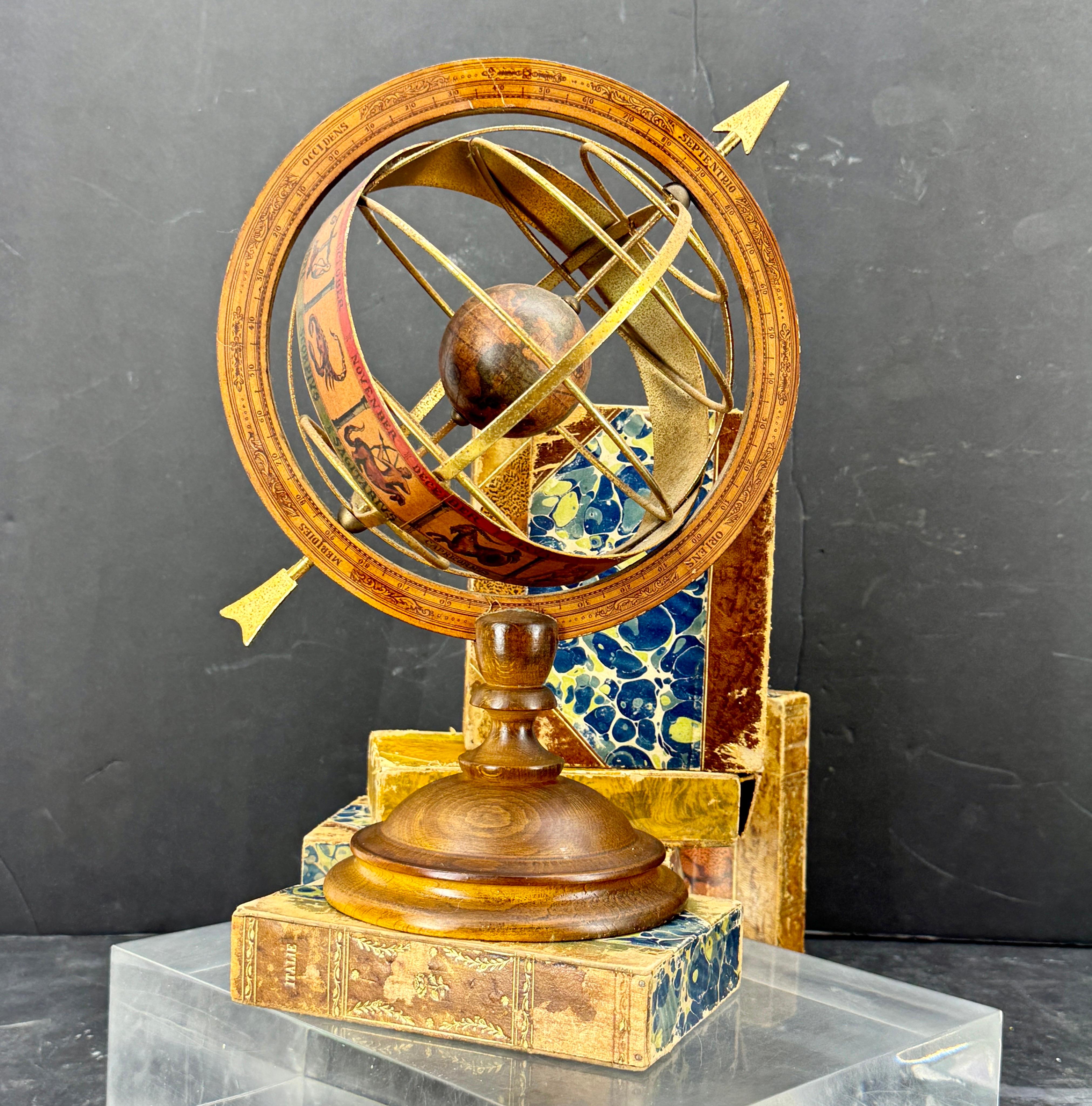 Petit globe de table vintage en bois, marqué 