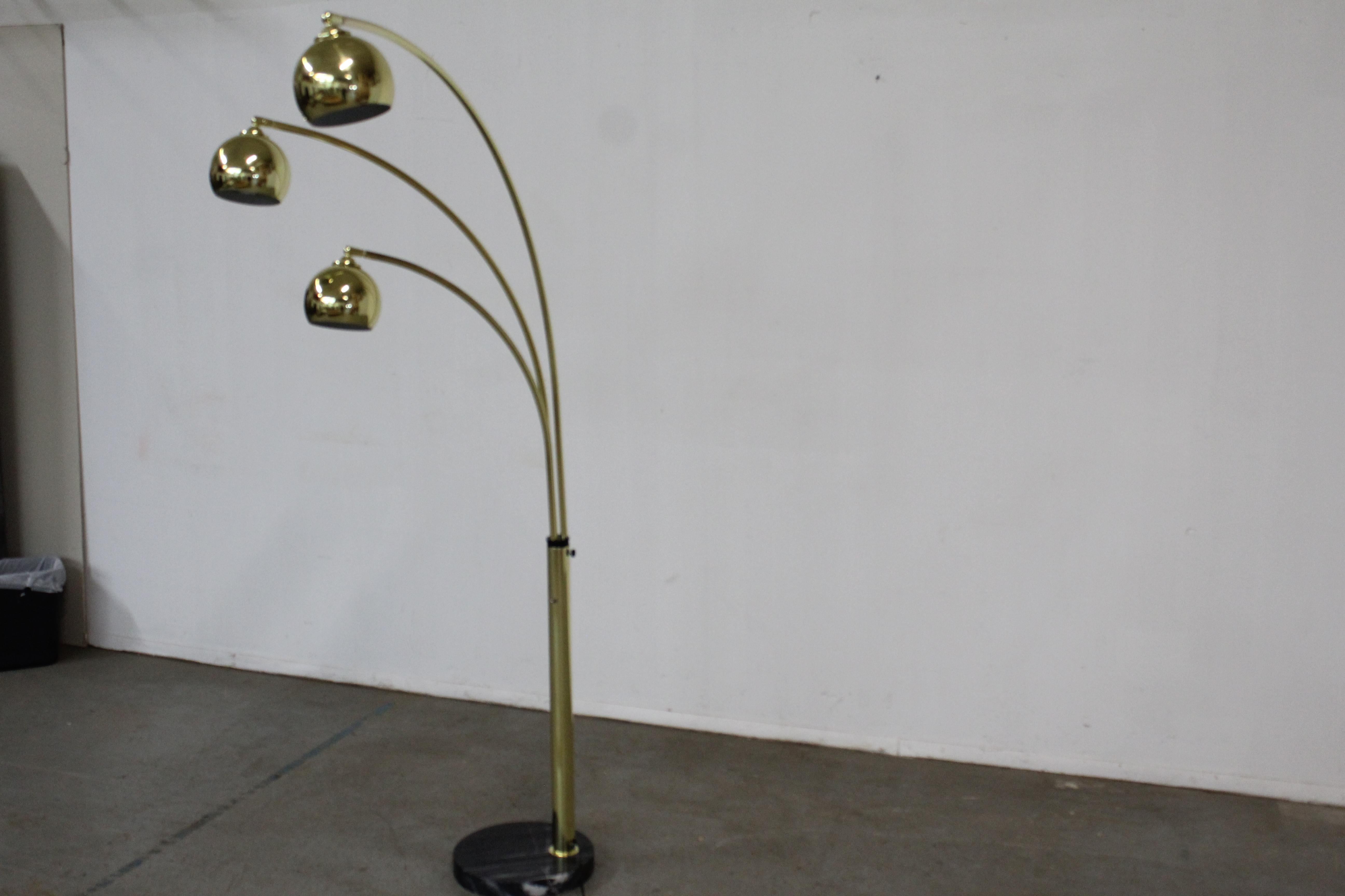 Mid-Century Modern-Stehlampe aus italienischem Gold, Chrom und Marmor im Guzzini-Stil im Zustand „Gut“ im Angebot in Wilmington, DE