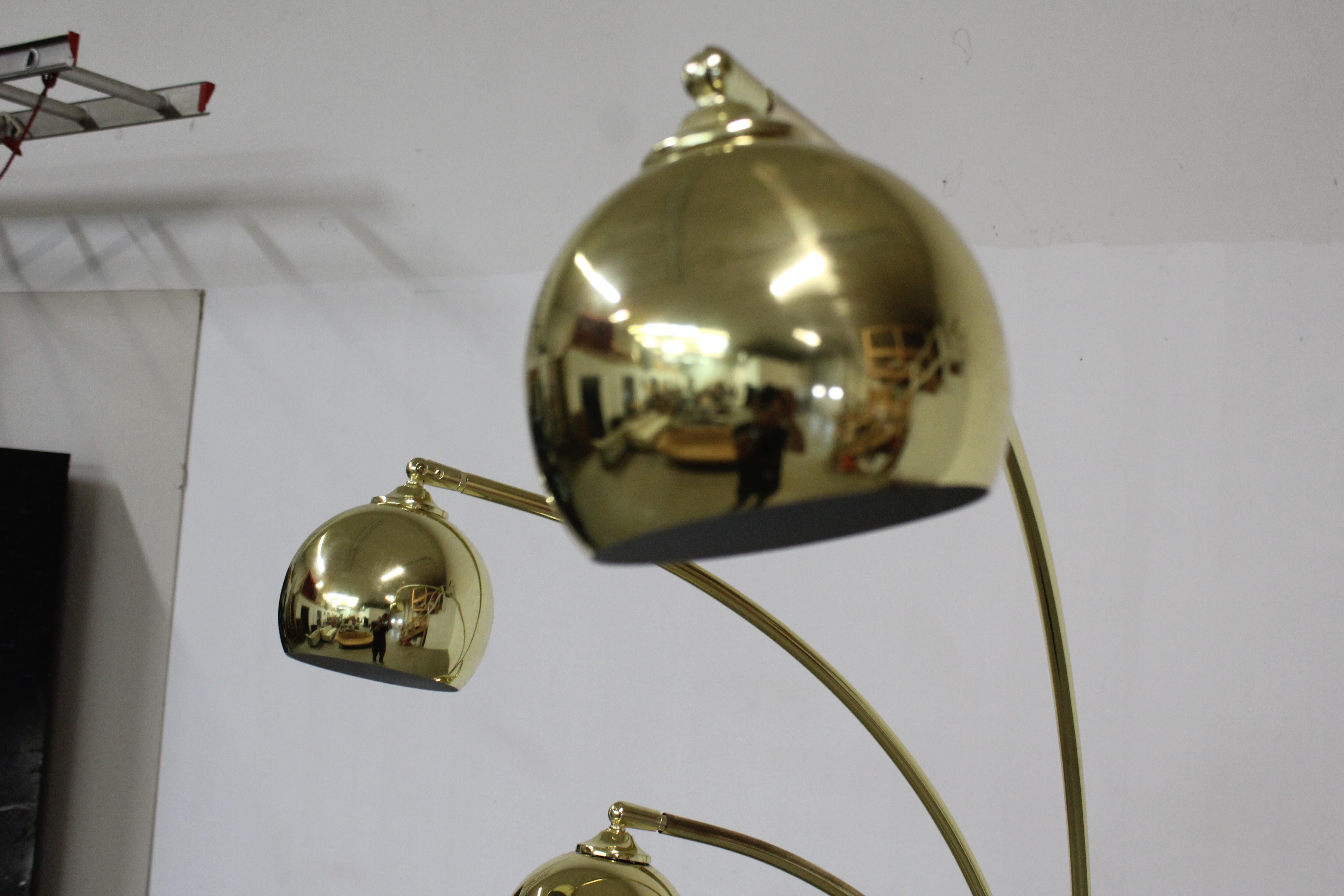 Mid-Century Modern-Stehlampe aus italienischem Gold, Chrom und Marmor im Guzzini-Stil (20. Jahrhundert) im Angebot
