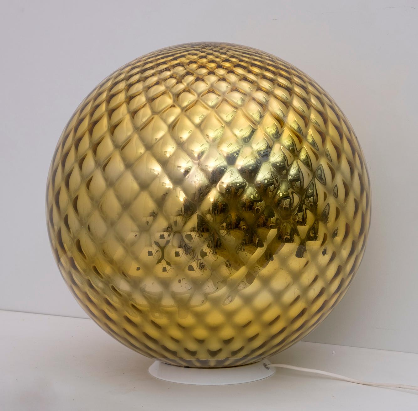 Original Murano glass table lamp, the peculiarity of this glass is the golden mirroring and the blowing of the glass that makes it similar to the cut of a diamond, when turned on it emits diamonds of golden light all around it.